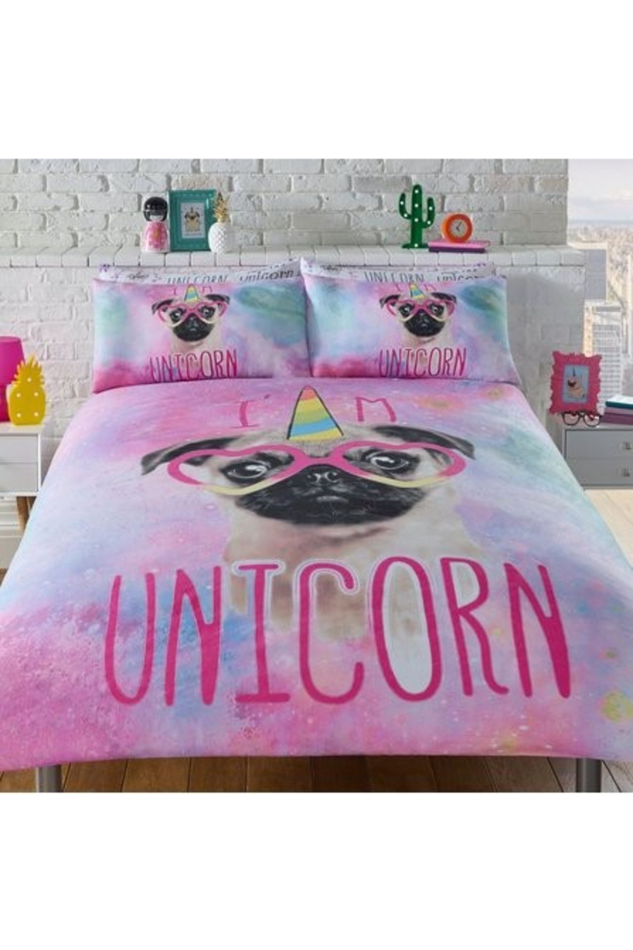 1 BAGGED PUG UNICORN LIGHT UP FILLED CUSHION / SIZE 43 X 43CM (PUBLIC VIEWING AVAILABLE)