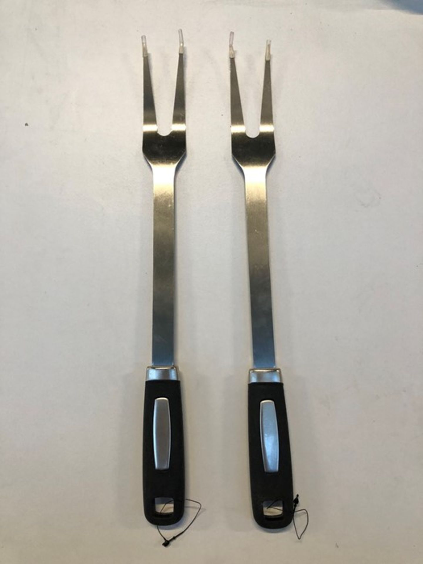 1 LOT TO CONTAIN 2 STAINLESS STEEL BARBECUE FORKS / RRP £33.98 (PUBLIC VIEWING AVAILABLE) - Image 2 of 2