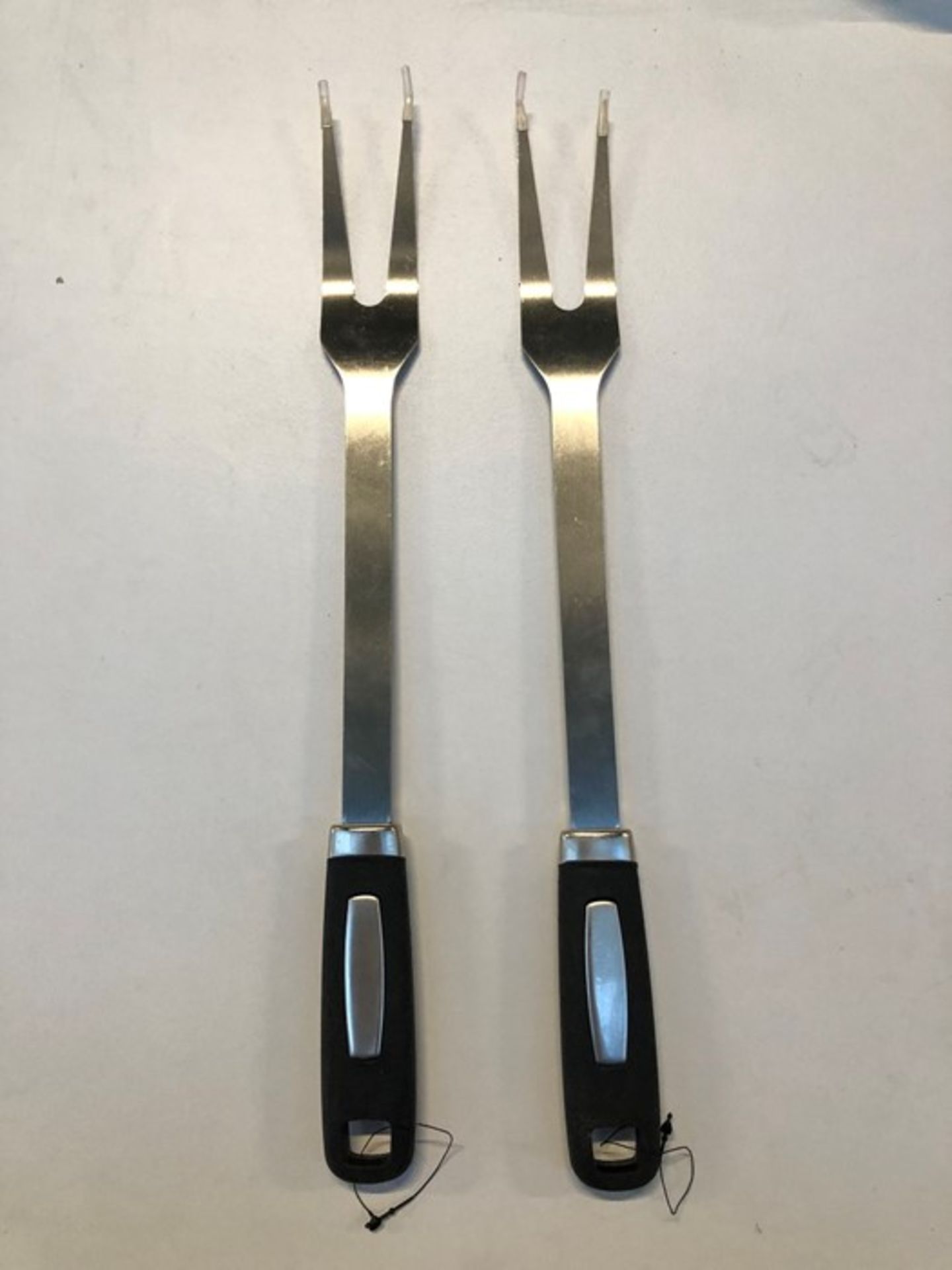 1 LOT TO CONTAIN 2 STAINLESS STEEL BARBECUE FORKS / RRP £33.98 (PUBLIC VIEWING AVAILABLE)