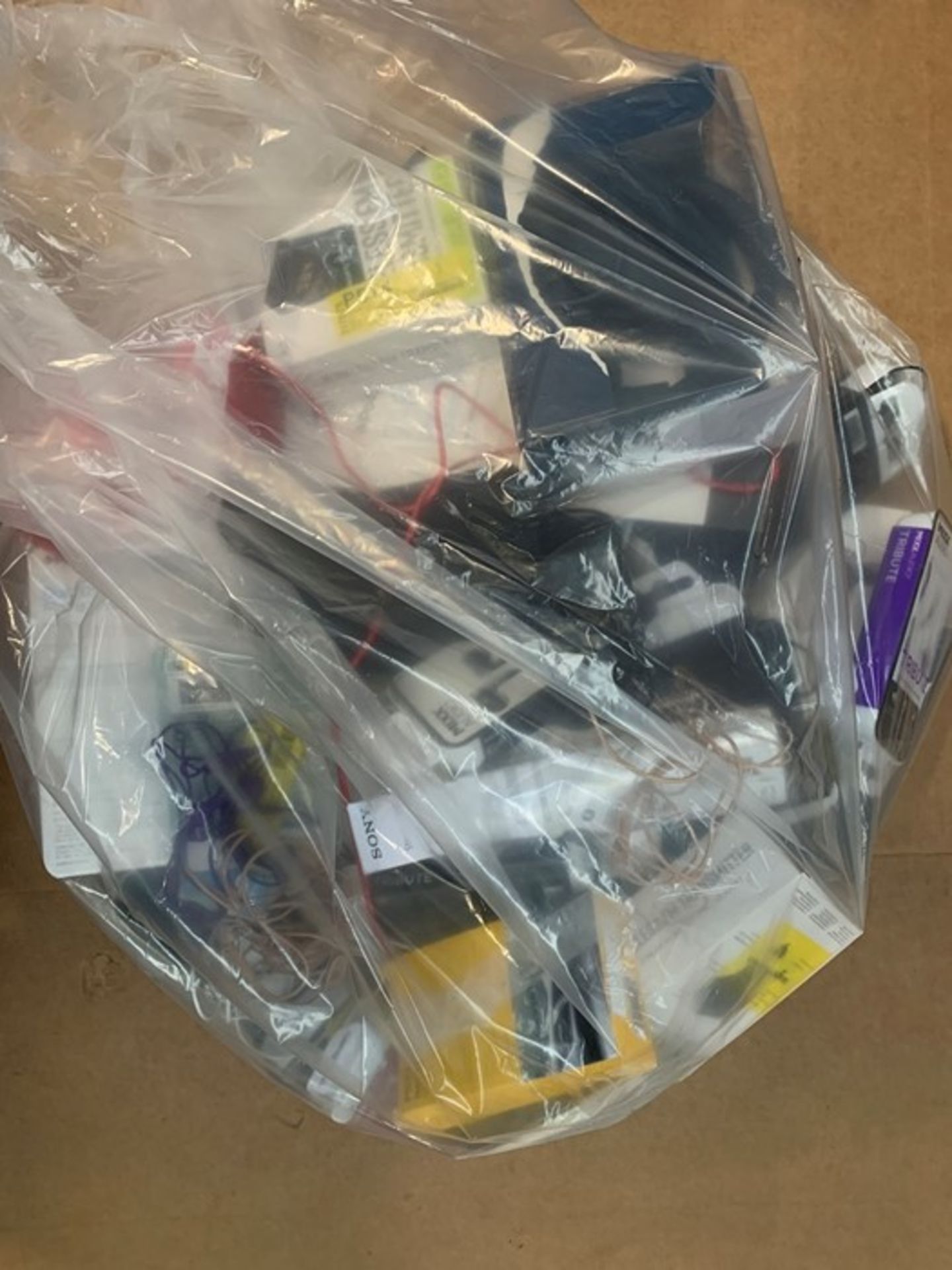 1 LOT TO CONTAIN 50 ASSORTED CHARGE CABLES, EARPHONES, HEADPHONES AND CHARGERS / MODELS,