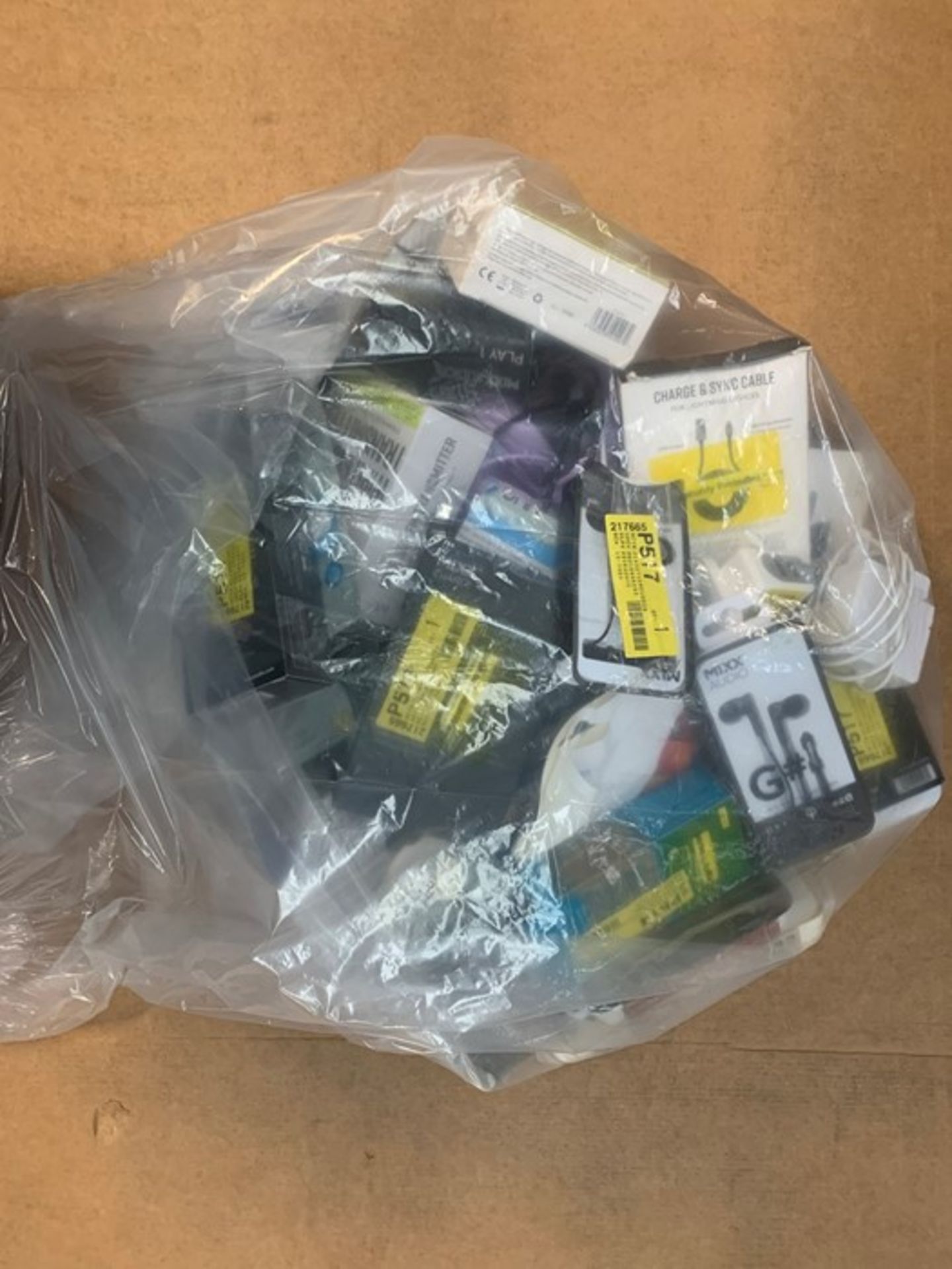 1 LOT TO CONTAIN 50 ASSORTED CHARGE CABLES, EARPHONES, HEADPHONES AND CHARGERS / MODELS,