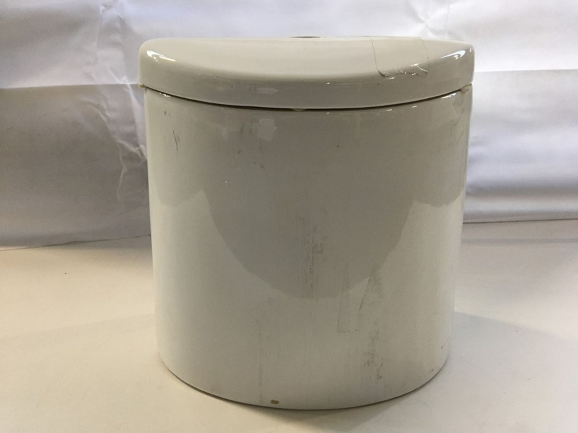 1 CERAMIC CISTERN IN WHITE (PUBLIC VIEWING AVAILABLE)