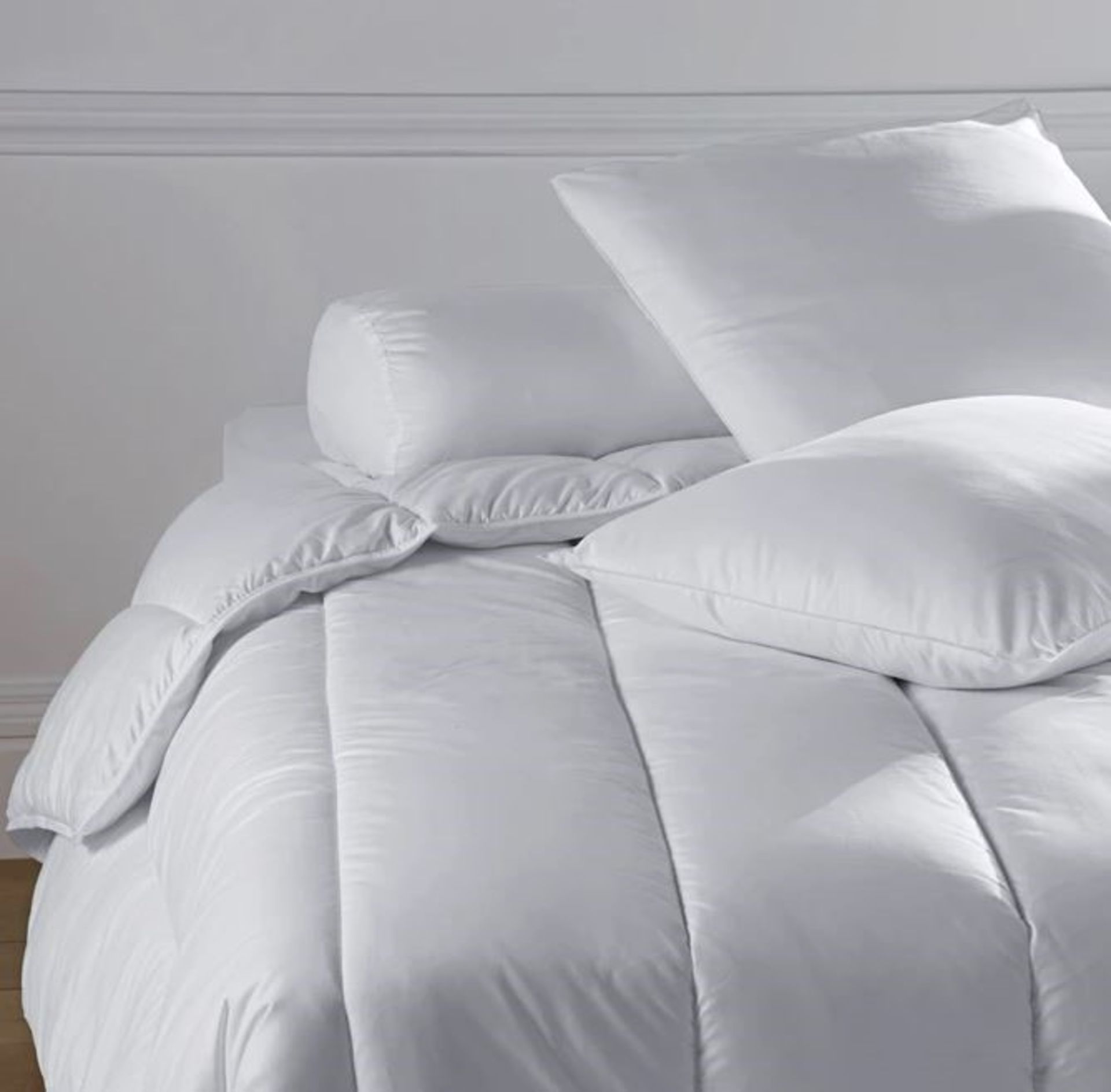 1 BAGGED GRADE A, BI-OME TREATED MID-WEIGHT POLYESTER DUVET IN WHITE / SIZE: KING 240 X 220CM /