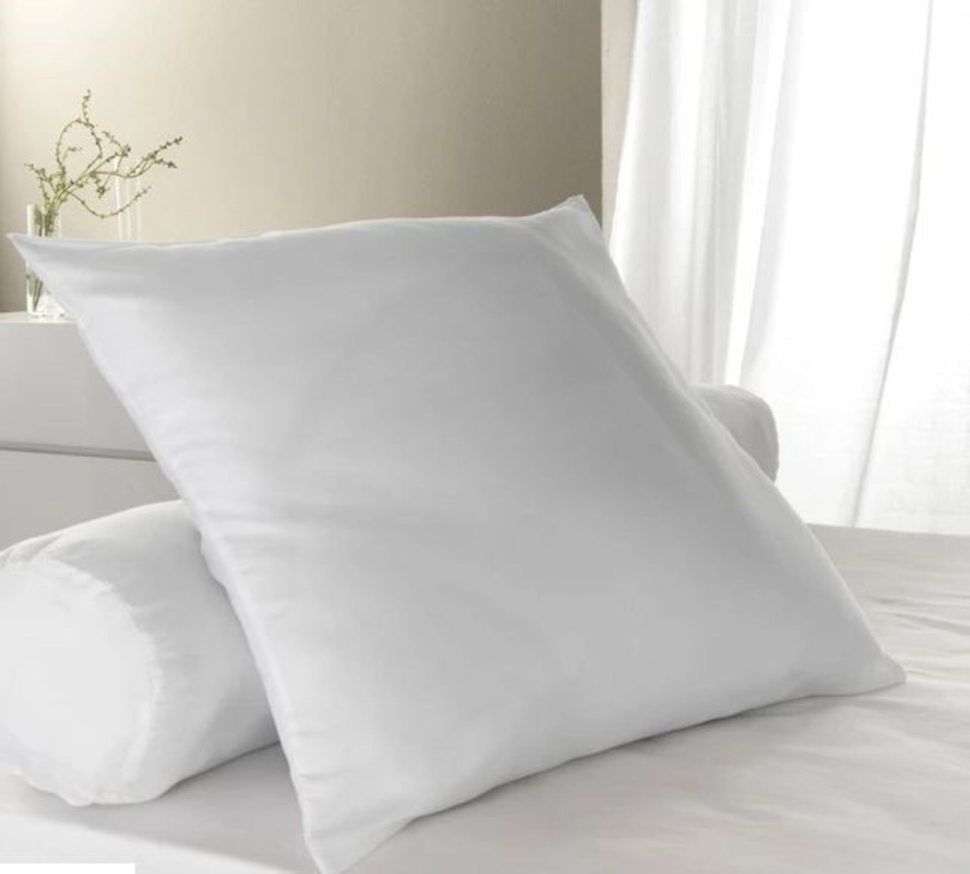 1 BAGGED GRADE A, DESIGNER SYNTHETIC PILLOW IN WHITE (PUBLIC VIEWING AVAILABLE)