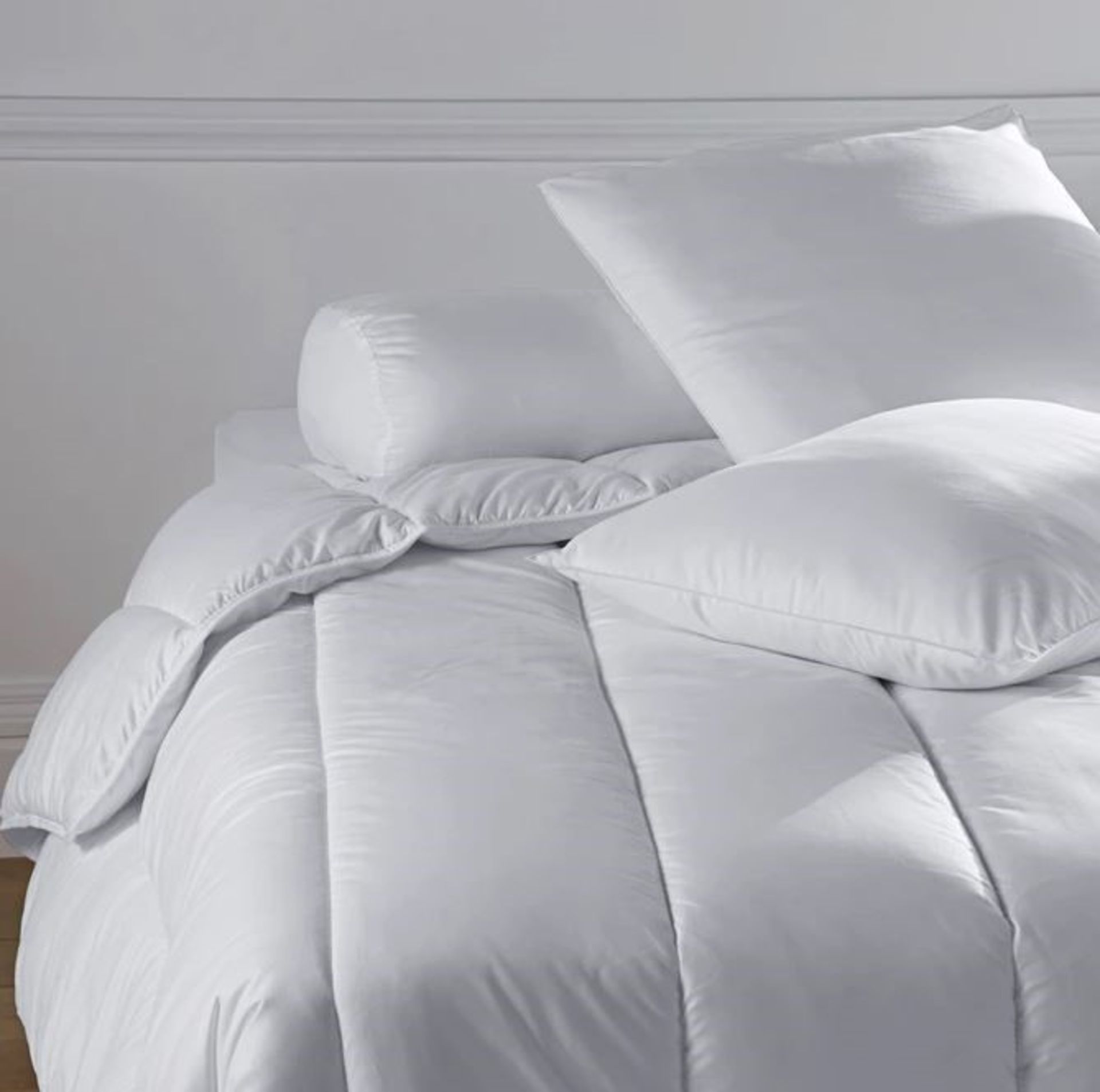 1 BAGGED GRADE A, BI-OME TREATED MID-WEIGHT POLYESTER DUVET IN WHITE / SIZE: KING 240 X 220CM /