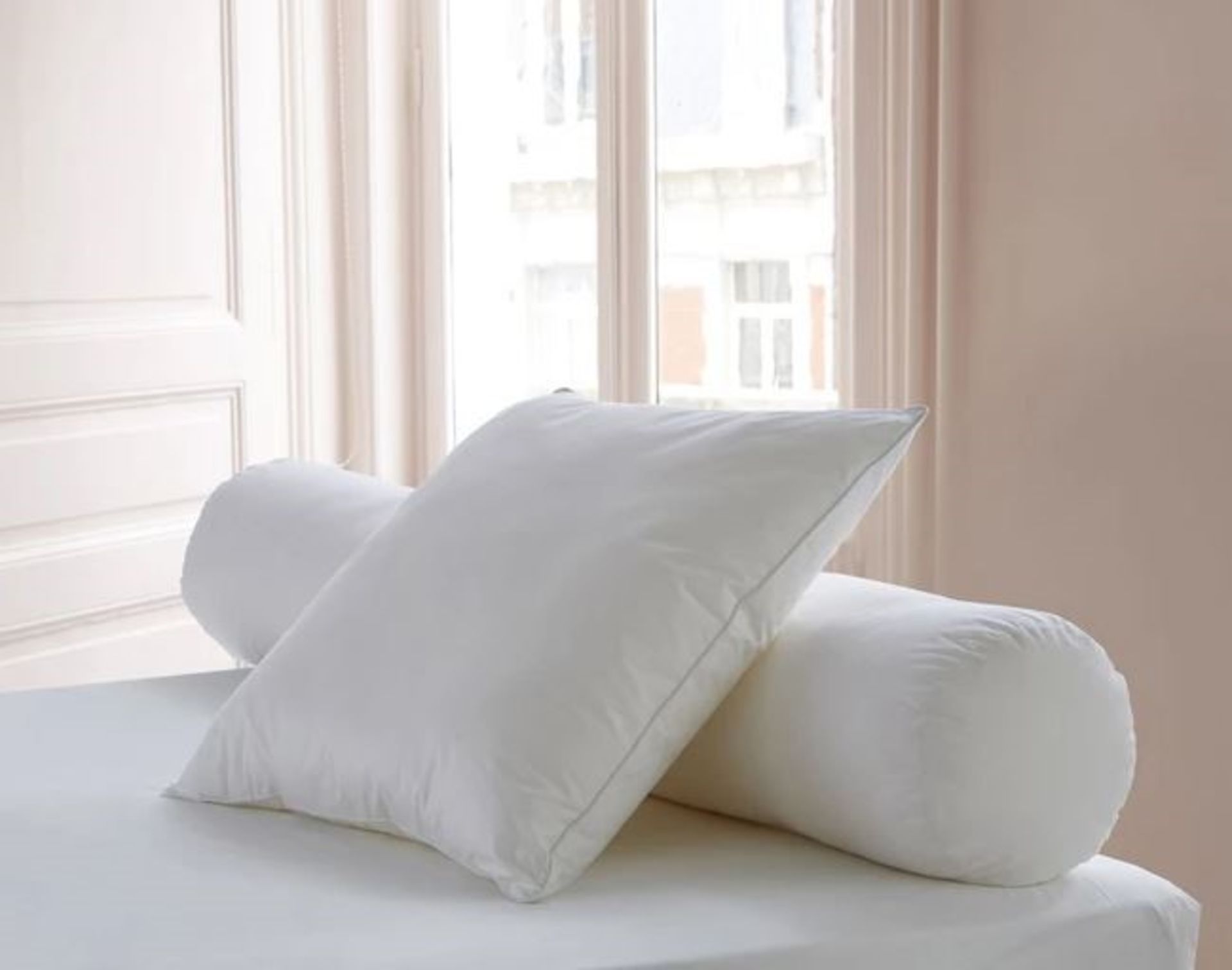 1 BAGGED GRADE A, LESTRA OREILLER SYNTHETIC ESSENTIAL PILLOW IN WHITE / RRP £42.00 (PUBLIC VIEWING