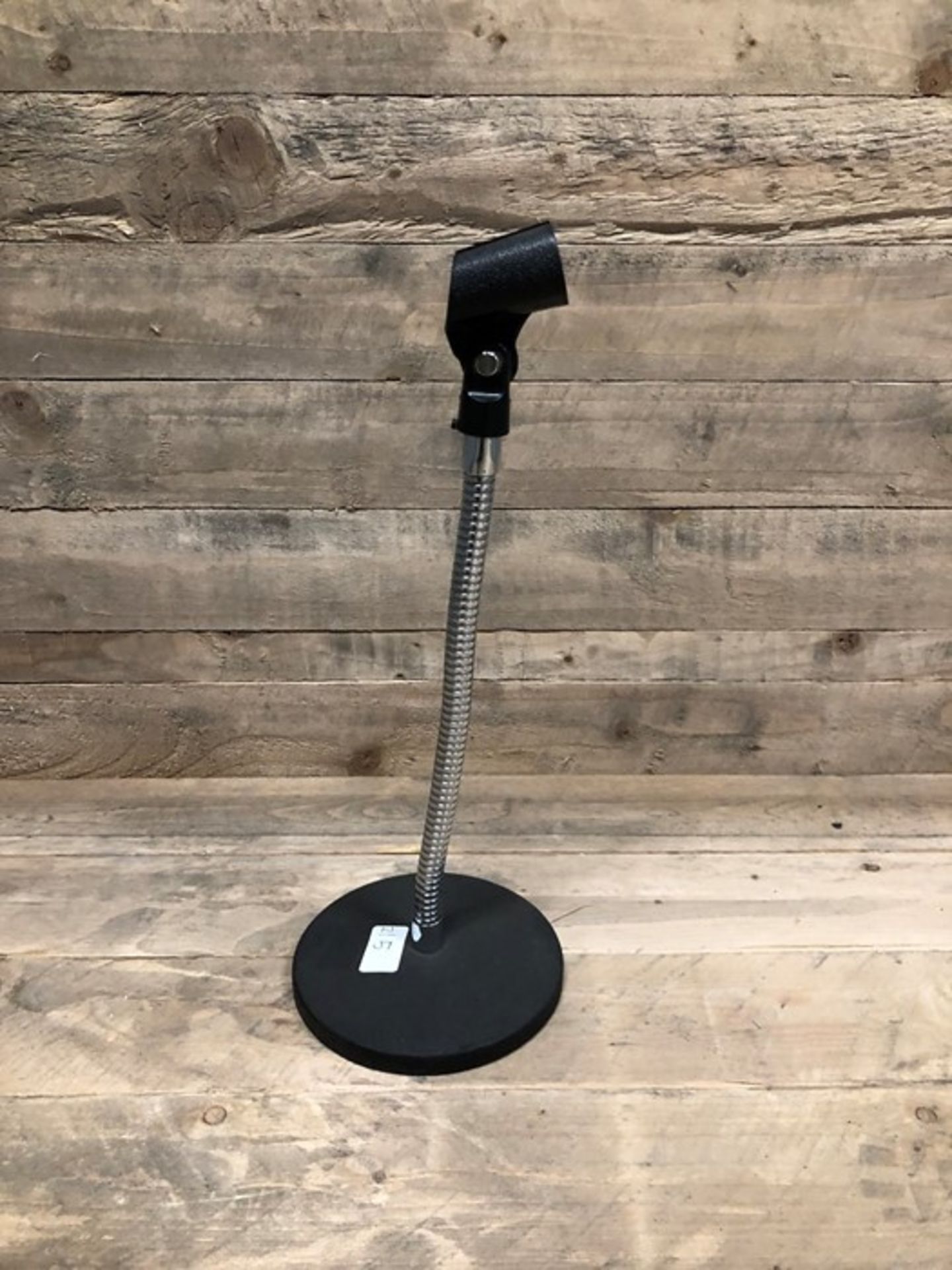 1 MICROPHONE STAND IN BLACK/SILVER (PUBLIC VIEWING AVAILABLE)