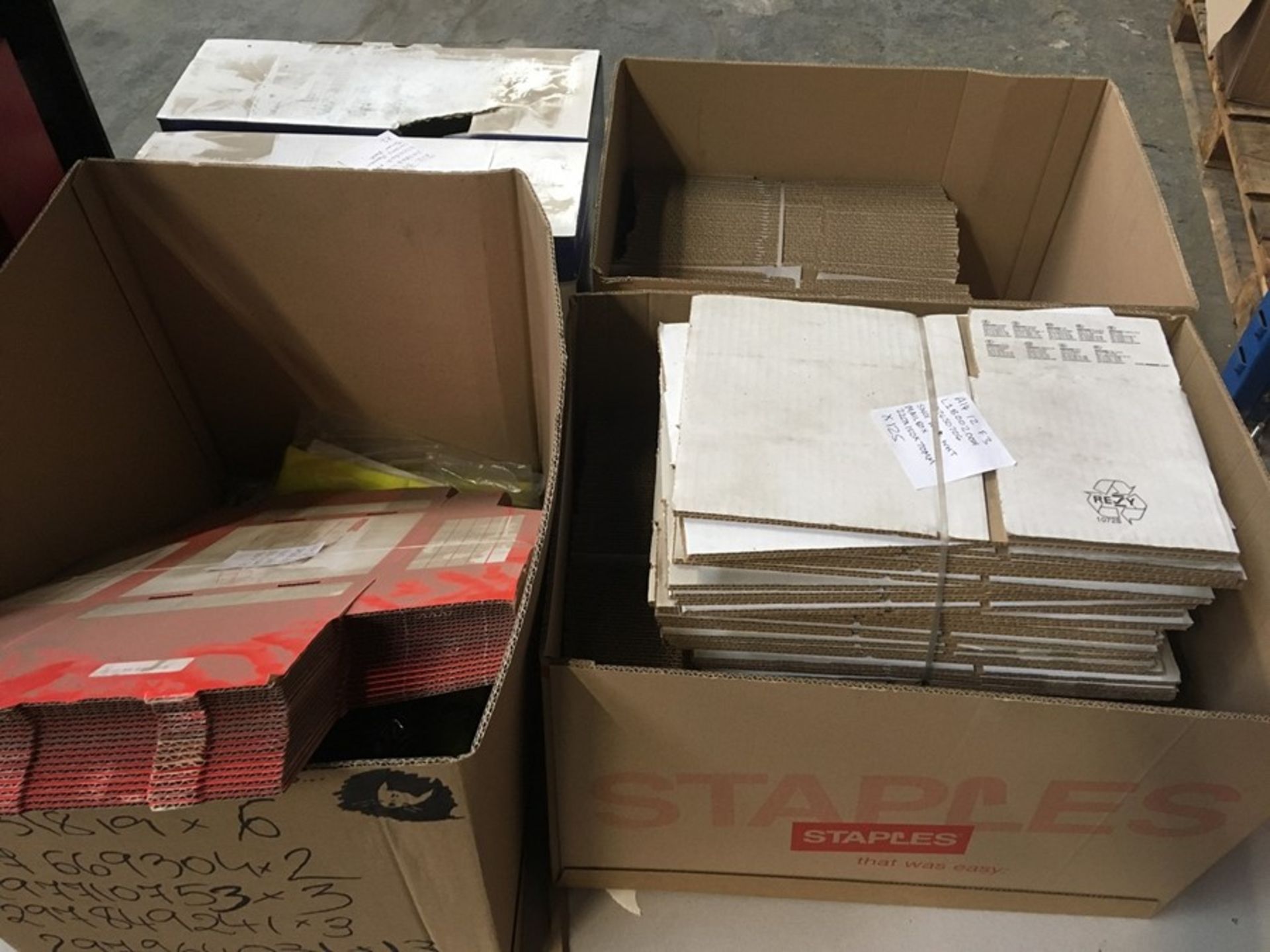 1 LOT TO CONTAIN ASSORTED ITEMS / INCLUDES ASSORTED CARDBOARD BOXES, HI-VIS VESTS & PRINTER