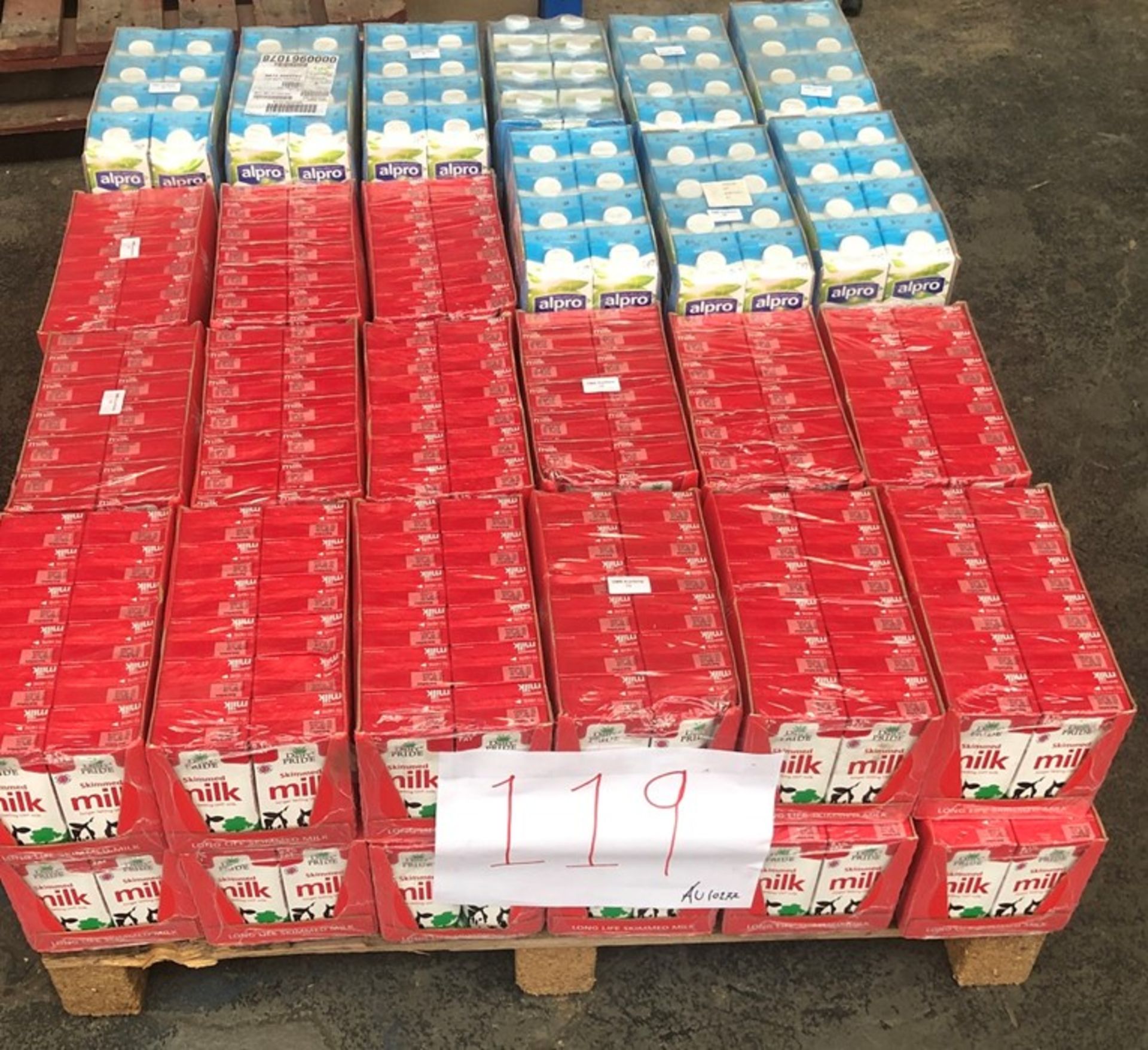 1 LOT TO CONTAIN ASSORTED SKIMMED UHT MILK AND ALPRO ORIGINIAL SOYA MILK 500ML CARTONS AND 1LTR