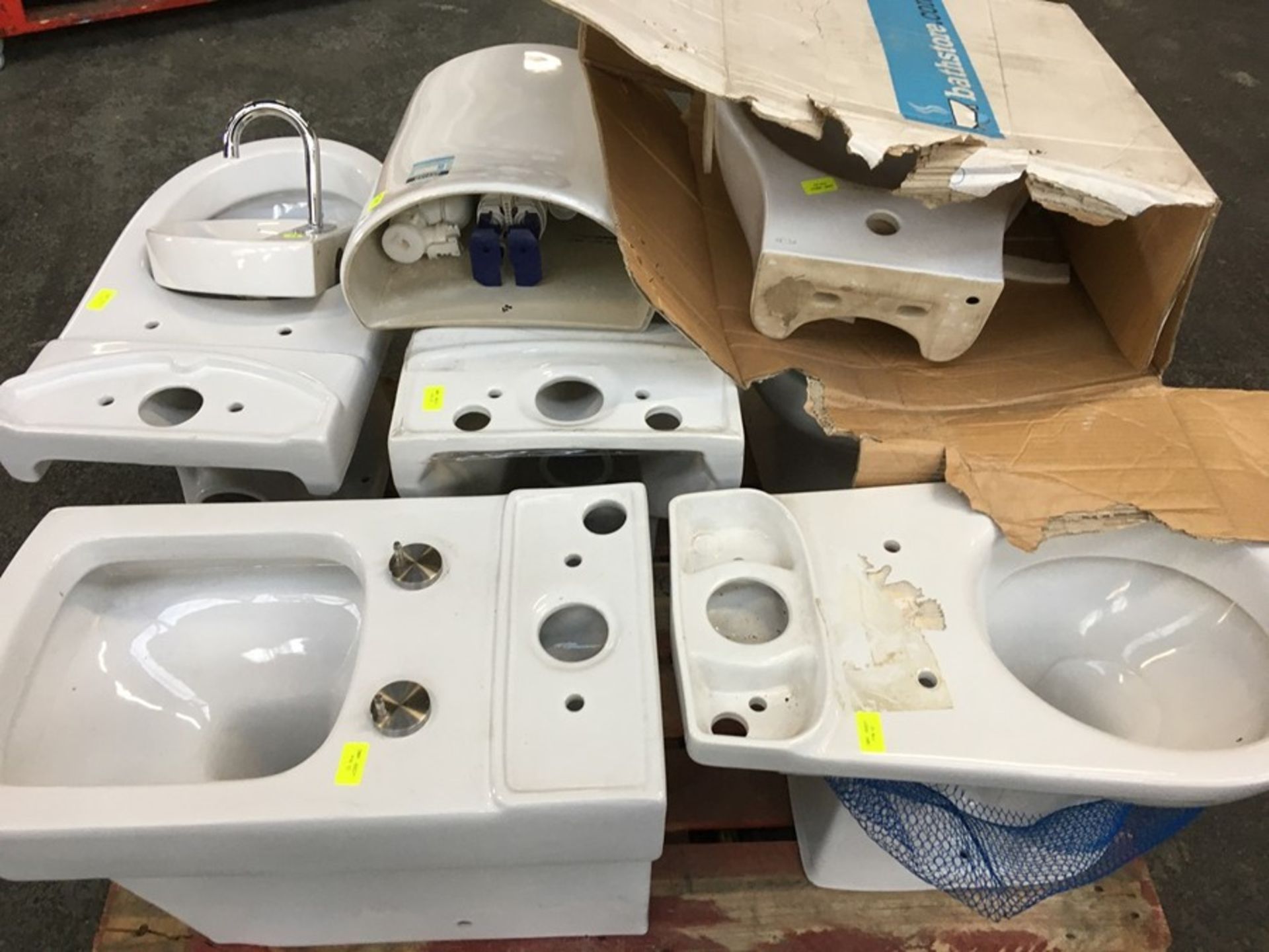 1 LOT TO CONTAIN ASSORTED CERAMICS / INCLUDING TOILETS, CISTERN, BASIN AND SINK / RRP £473.95 (
