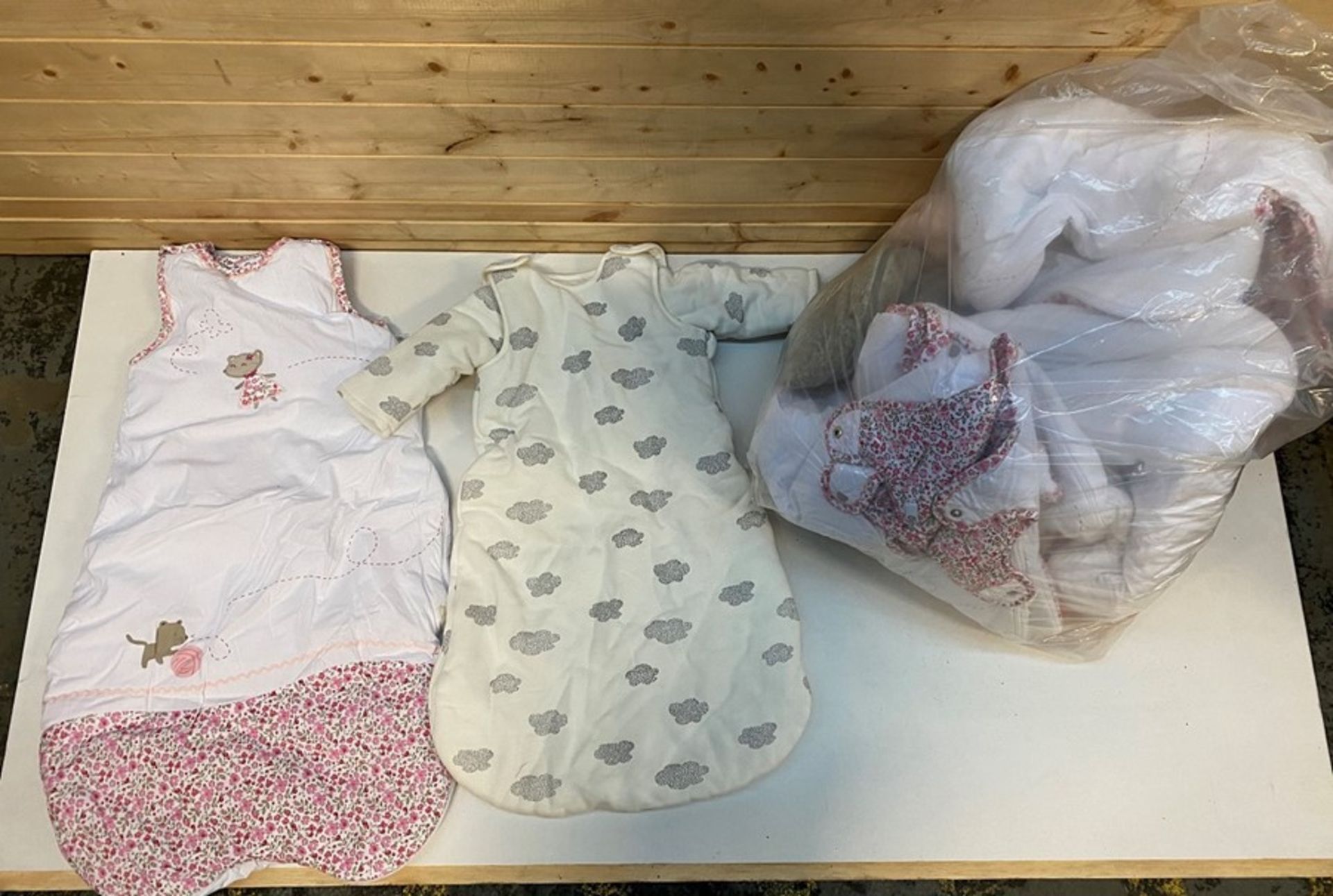 1 LOT TO CONTAIN 9 PIECES OF ASSORTED BABY GIRL'S SLEEPING BAGS / SIZES, COLOURS AND CONDITIONS