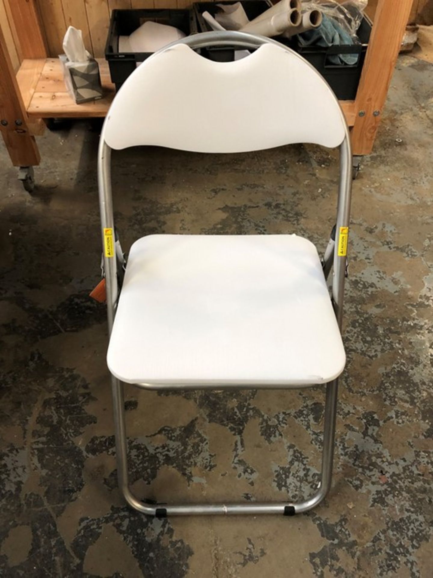 1 SMALL FOLDABLE CHAIR IN WHITE (PUBLIC VIEWING AVAILABLE)