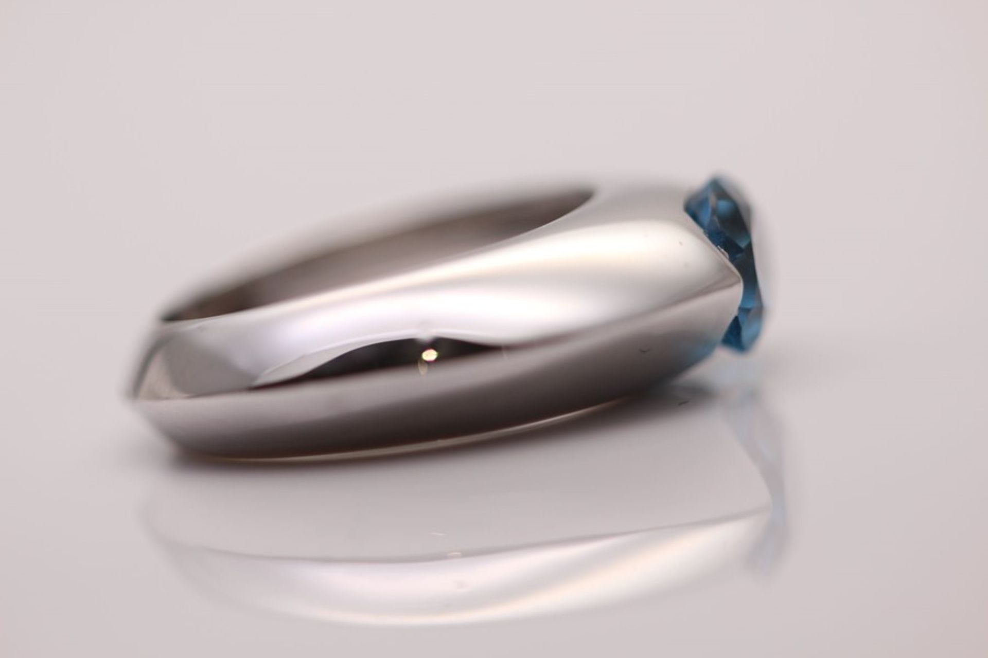 18CT WHITE GOLD DIAMOND AND TOPAZ RING - Image 2 of 5