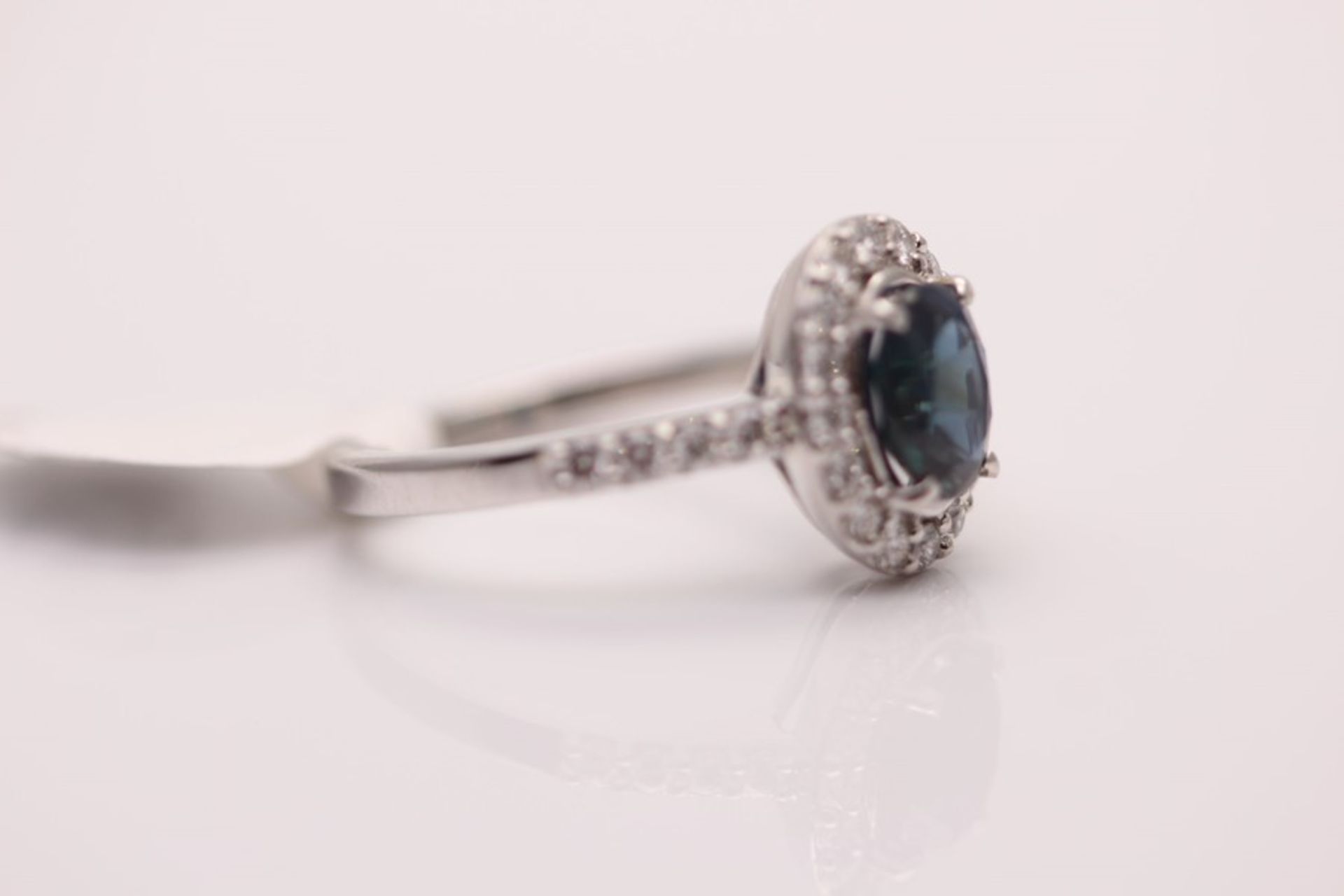 18CT WHITE GOLD LADIES DIAMOND AND SAPPHIRE RING - Image 2 of 4