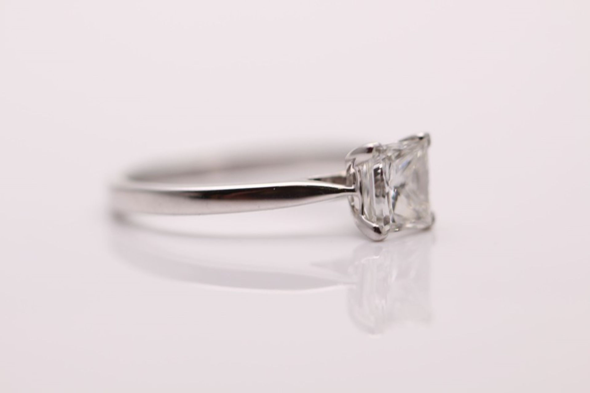 18CT WHITE GOLD LADIES PRINCESS CUT DIAMOND RING - Image 2 of 4