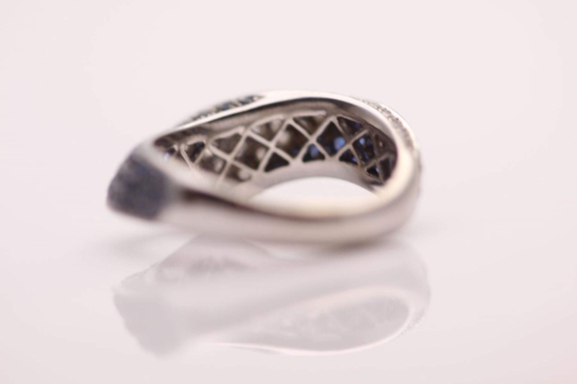 18CT WHITE GOLD LADIES DIAMOND AND SAPPHIRE RING - Image 3 of 4