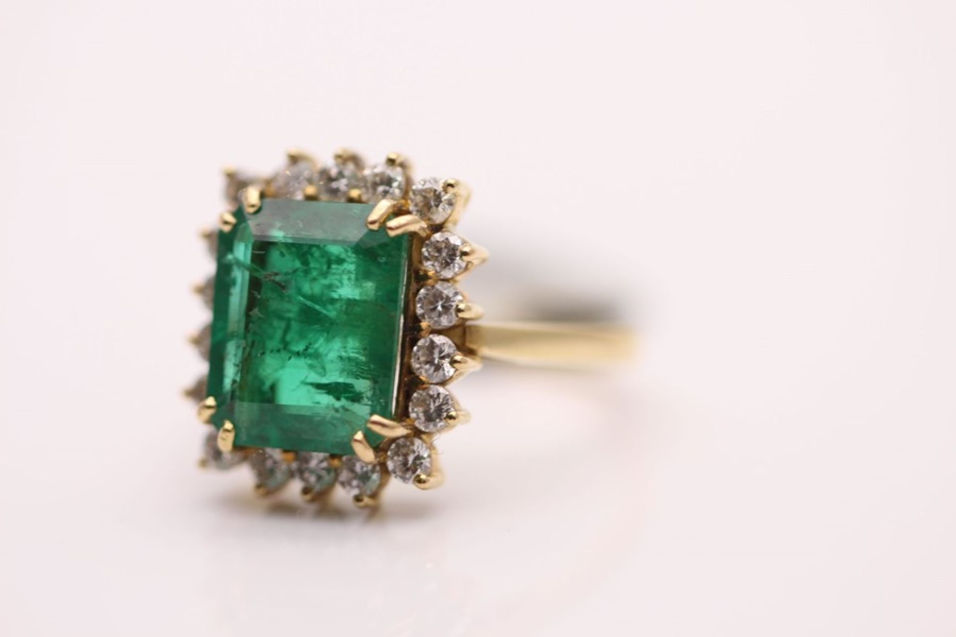 18CT YELLOW GOLD LADIES DIAMOND AND EMERALD RING - Image 3 of 5