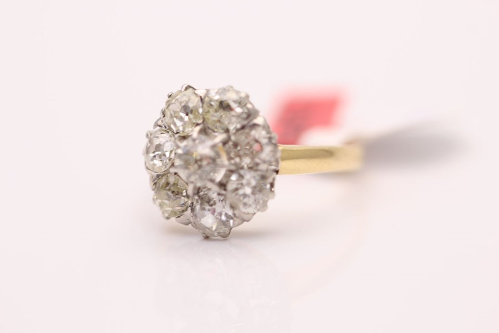 18CT YELLOW GOLD DIAMOND CLUSTER RING - Image 3 of 4