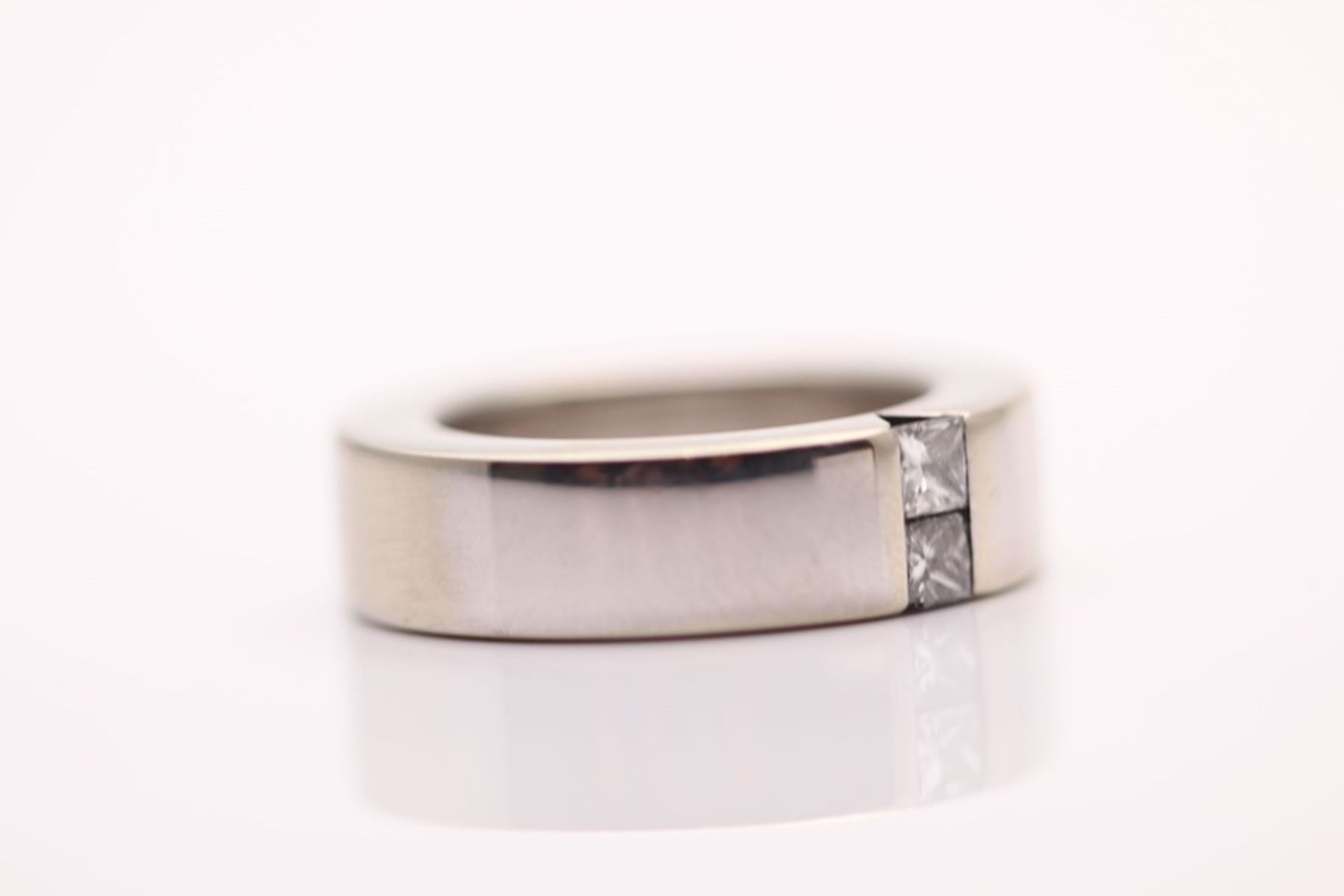 18CT WHITE GOLD HEAVY SET GUCCI RING - Image 2 of 5