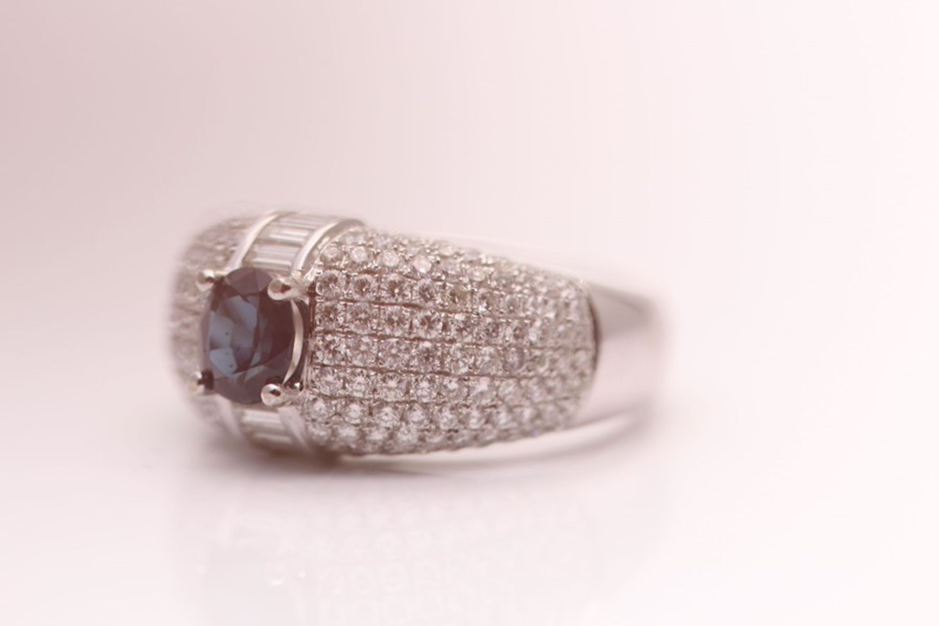 18CT WHITE GOLD LADIES DIAMOND AND SAPPHIRE RING - Image 3 of 4