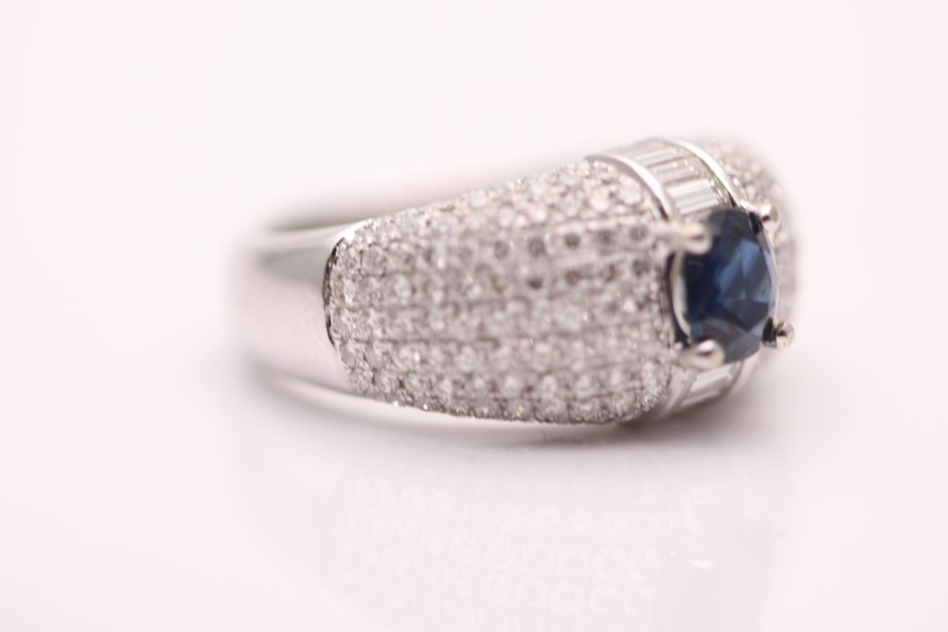 18CT WHITE GOLD LADIES DIAMOND AND SAPPHIRE RING - Image 2 of 4