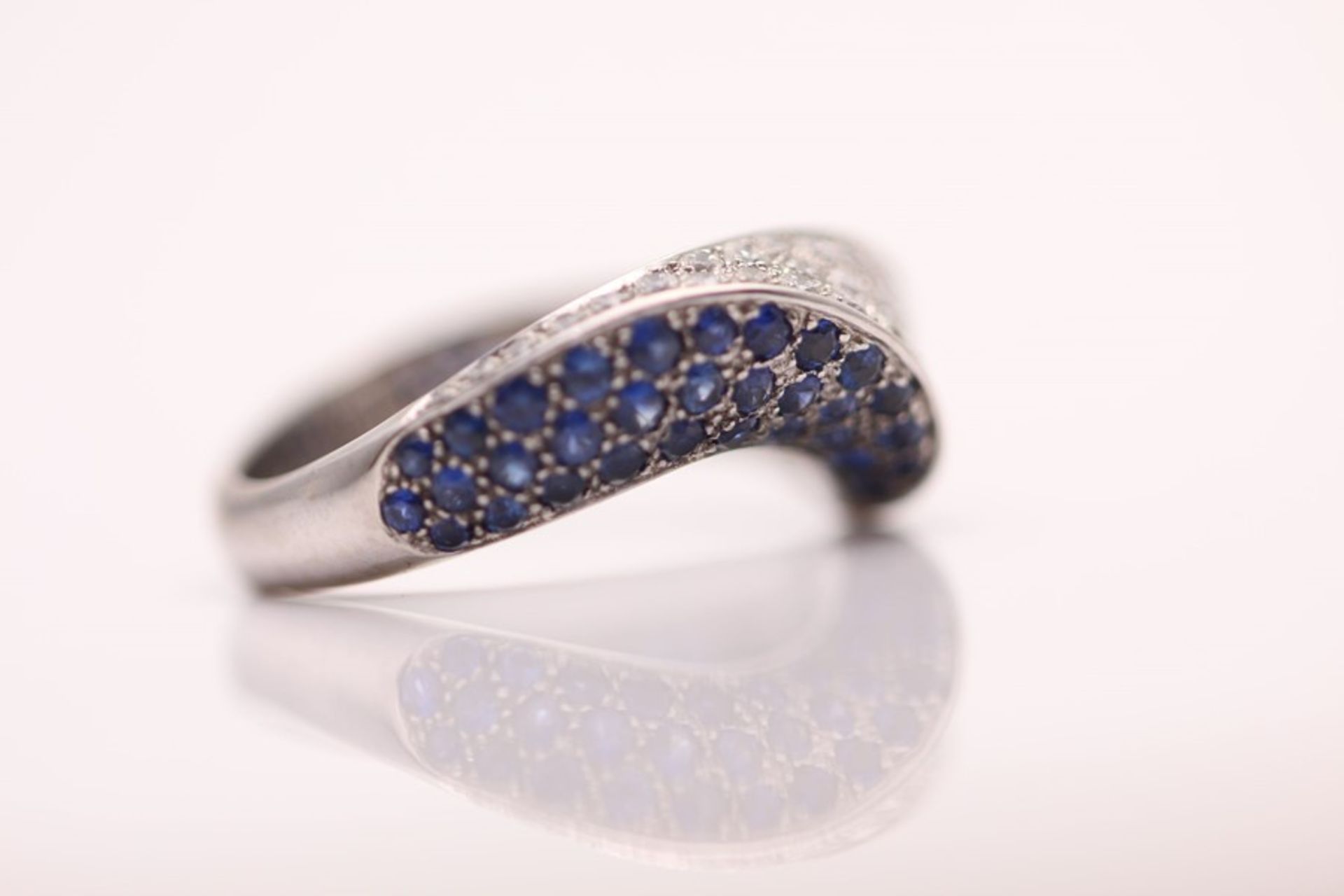 18CT WHITE GOLD LADIES DIAMOND AND SAPPHIRE RING - Image 2 of 4