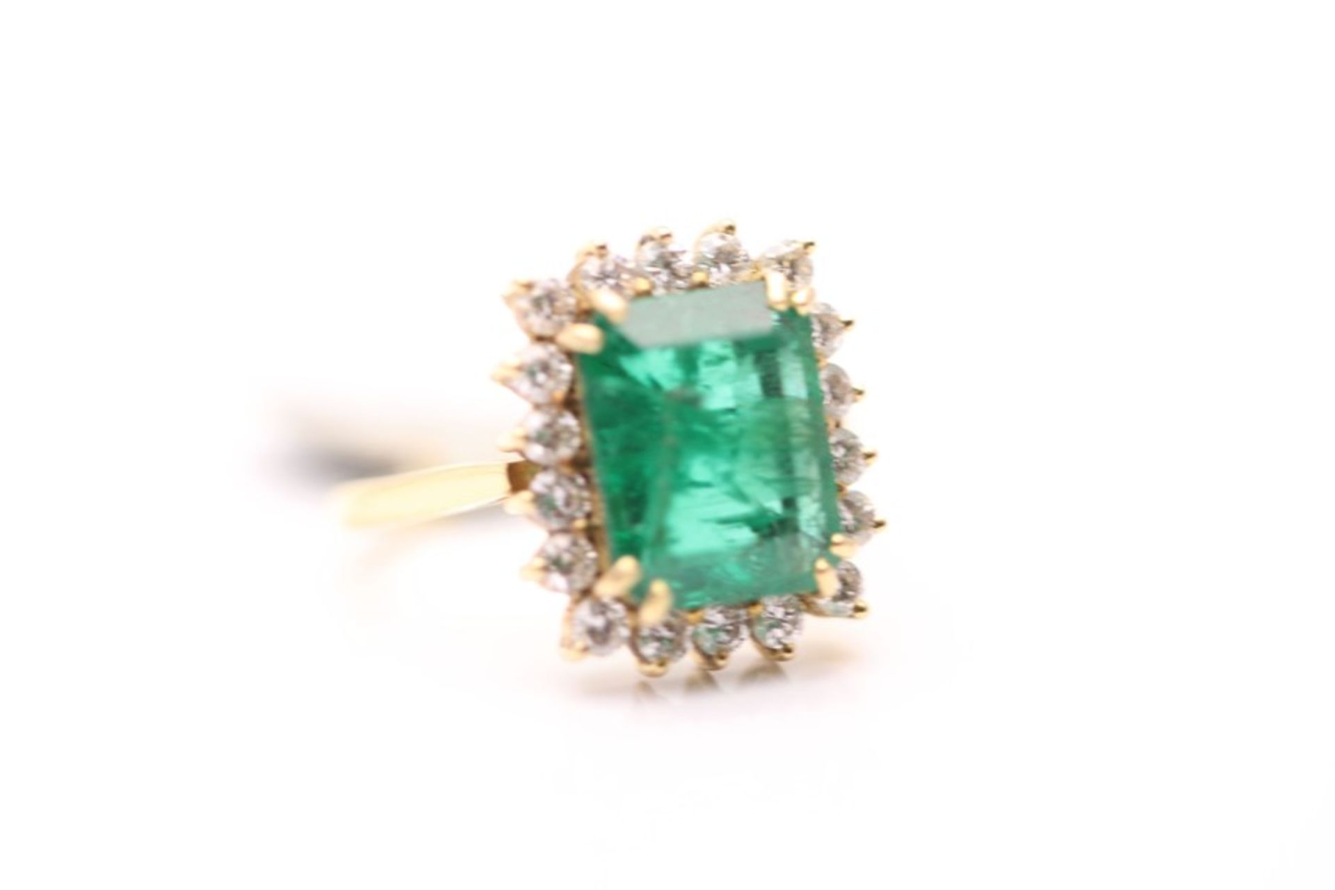 18CT YELLOW GOLD LADIES DIAMOND AND EMERALD RING - Image 2 of 5