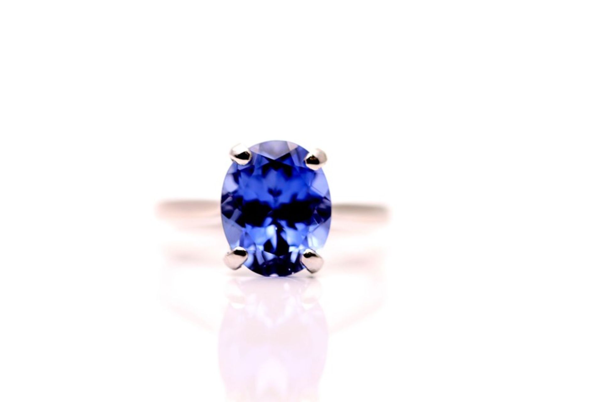 18CT WHITE GOLD LADIES SYNTHETIC SAPPHIRE RING