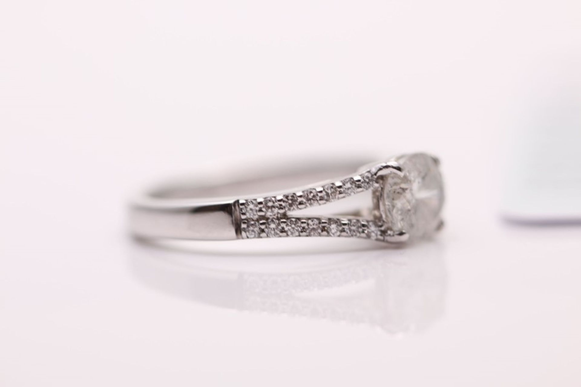18CT WHITE GOLD LADIES DIAMOND SOLITAIRE RING - Image 2 of 4