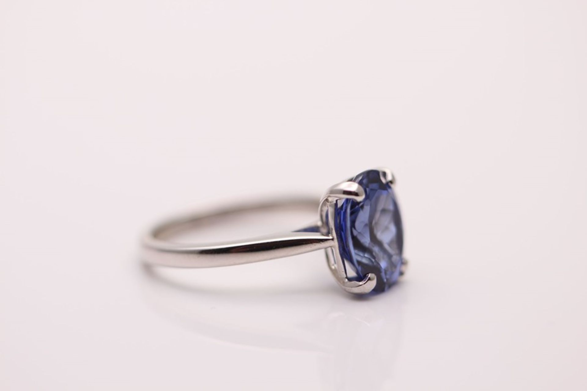 18CT WHITE GOLD LADIES SYNTHETIC SAPPHIRE RING - Image 2 of 4