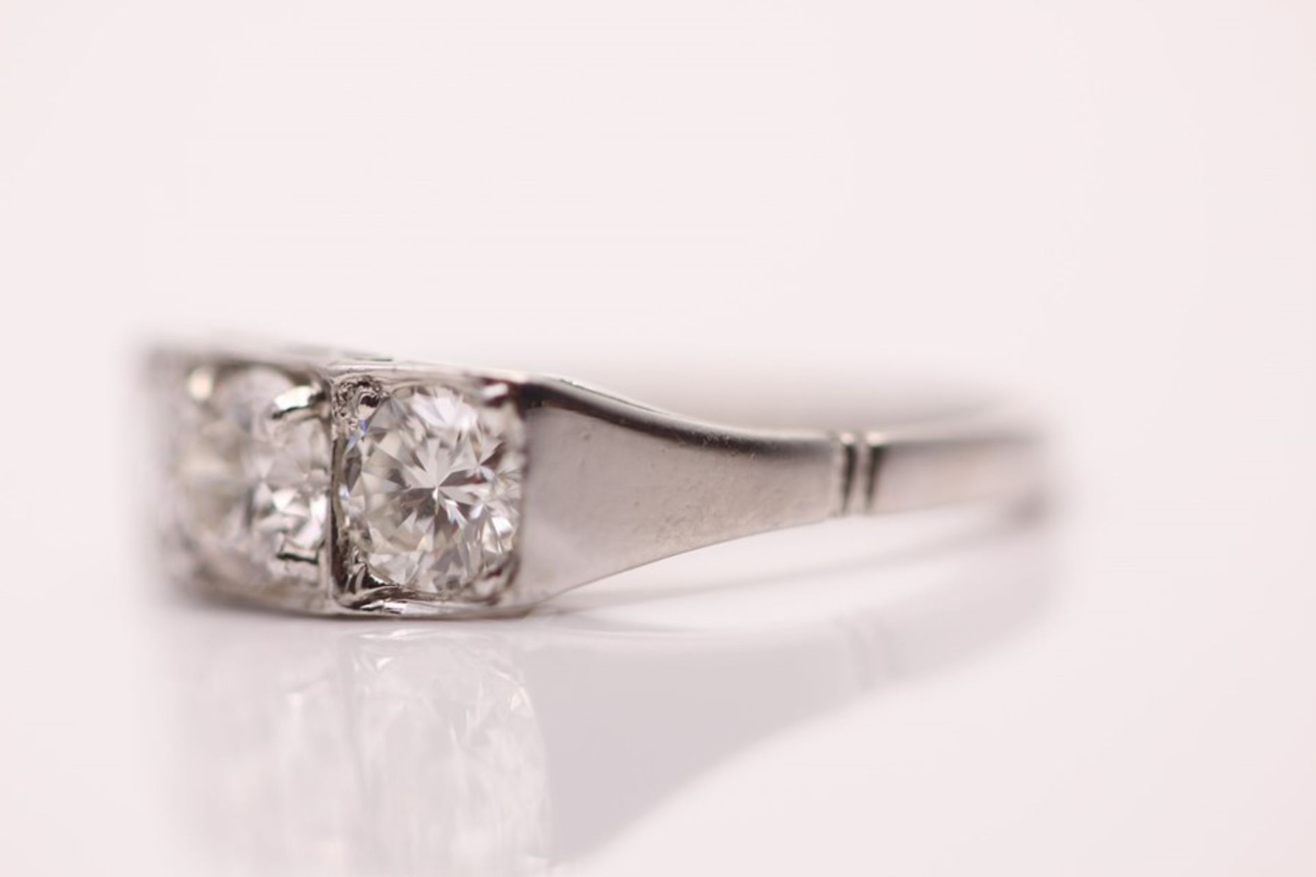 18CT WHITE GOLD LADIES THREE STONE DIAMOND RING - Image 3 of 4