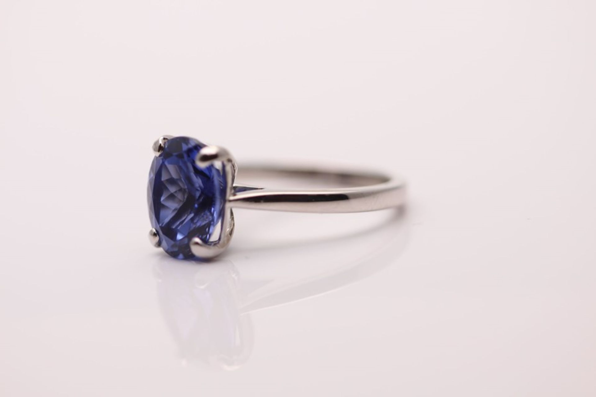 18CT WHITE GOLD LADIES SYNTHETIC SAPPHIRE RING - Image 3 of 4