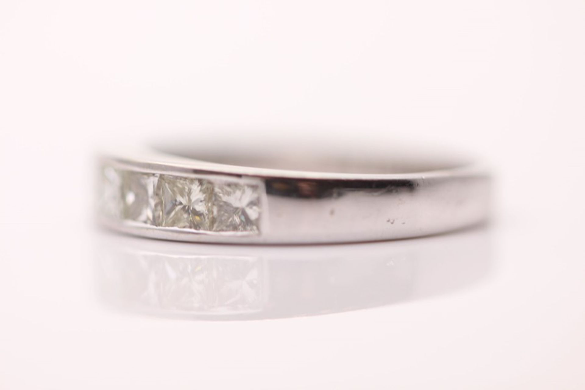 18CT WHITE GOLD LADIES PRINCESS CUT DIAMOND RING - Image 3 of 4