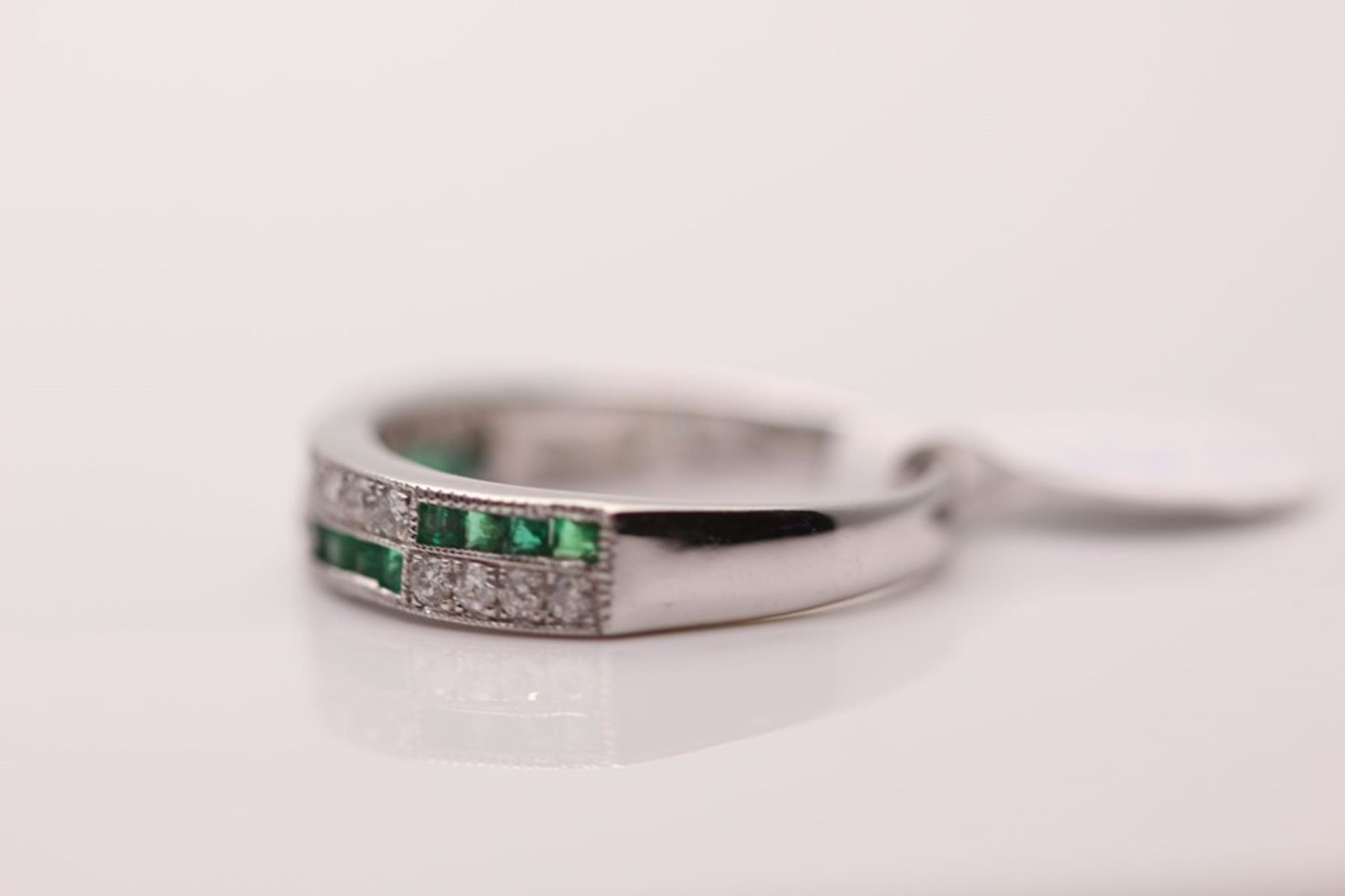 18CT WHITE GOLD LADIES DIMAOND AND EMERLAD RING - Image 3 of 4