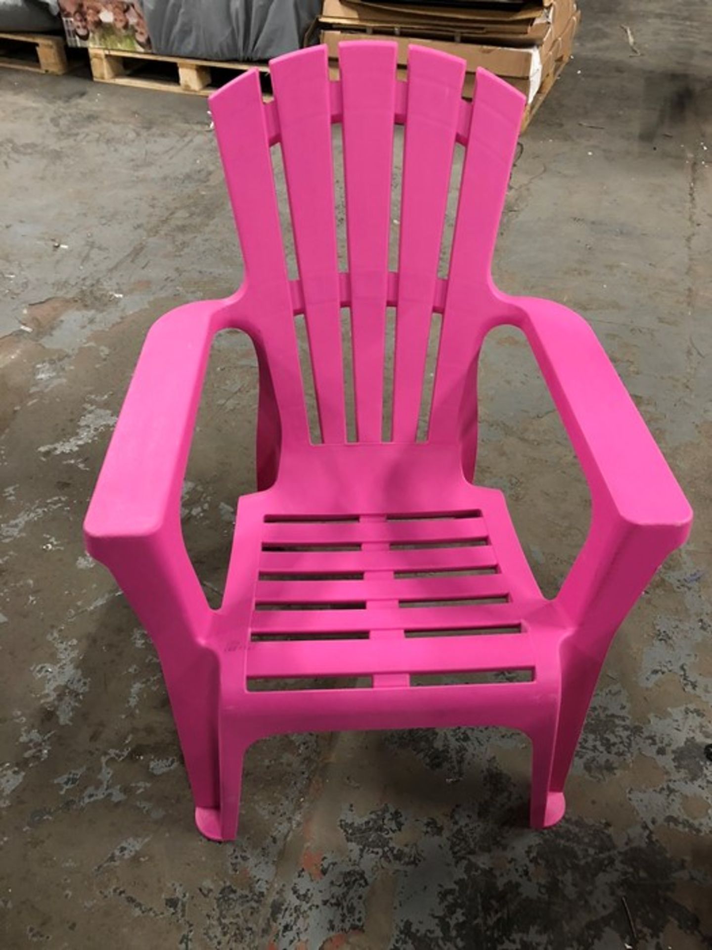 1 PLASTIC GARDEN CHAIR IN PINK (PUBLIC VIEWING AVAILABLE)