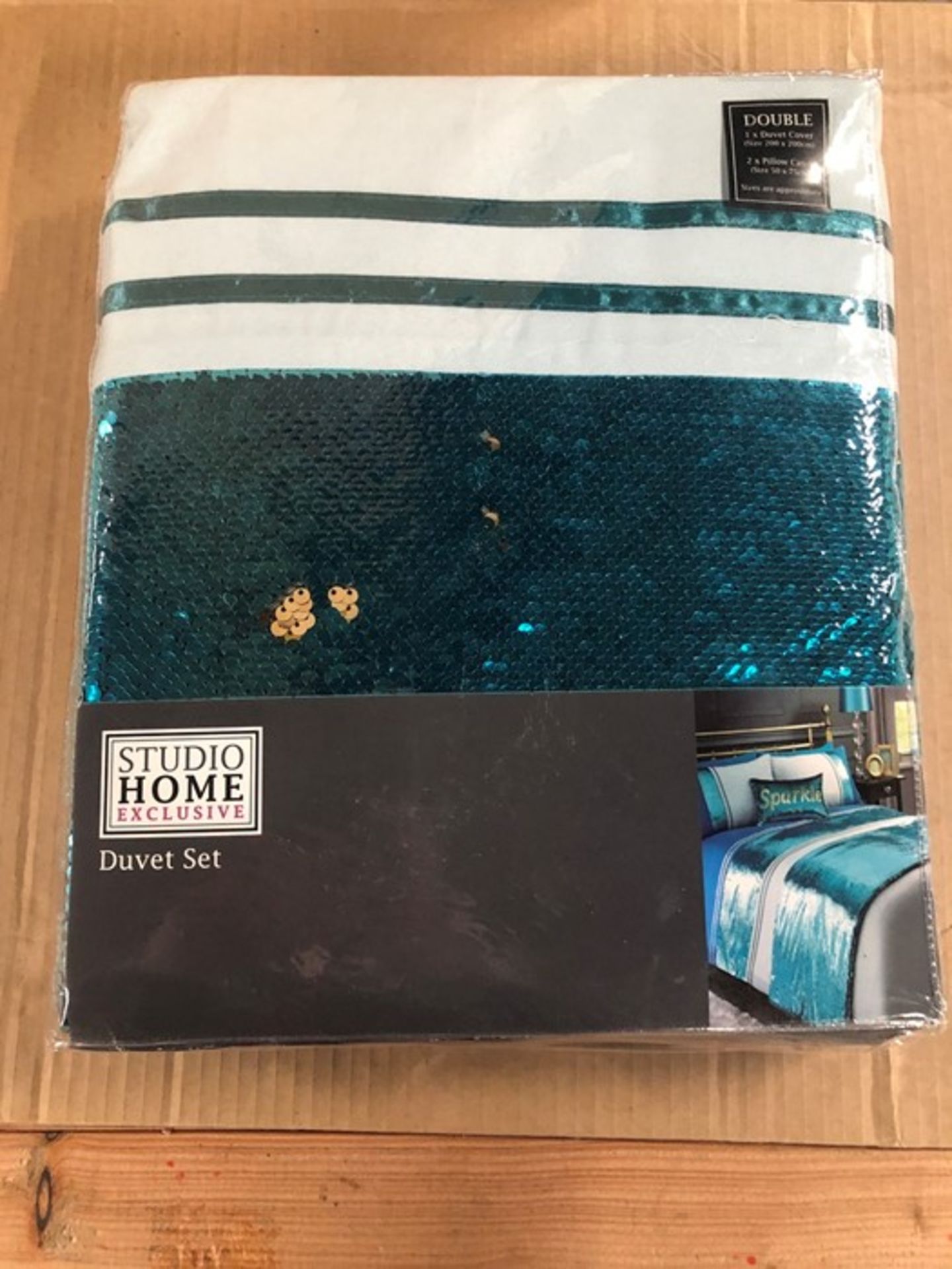 1 BAGGED TWO TONE SEQUIN AND SPARKLE DUVET SET DOUBLE IN TEAL/GOLD / SIZE: 200 X 200CM / RRP £74. - Image 2 of 2