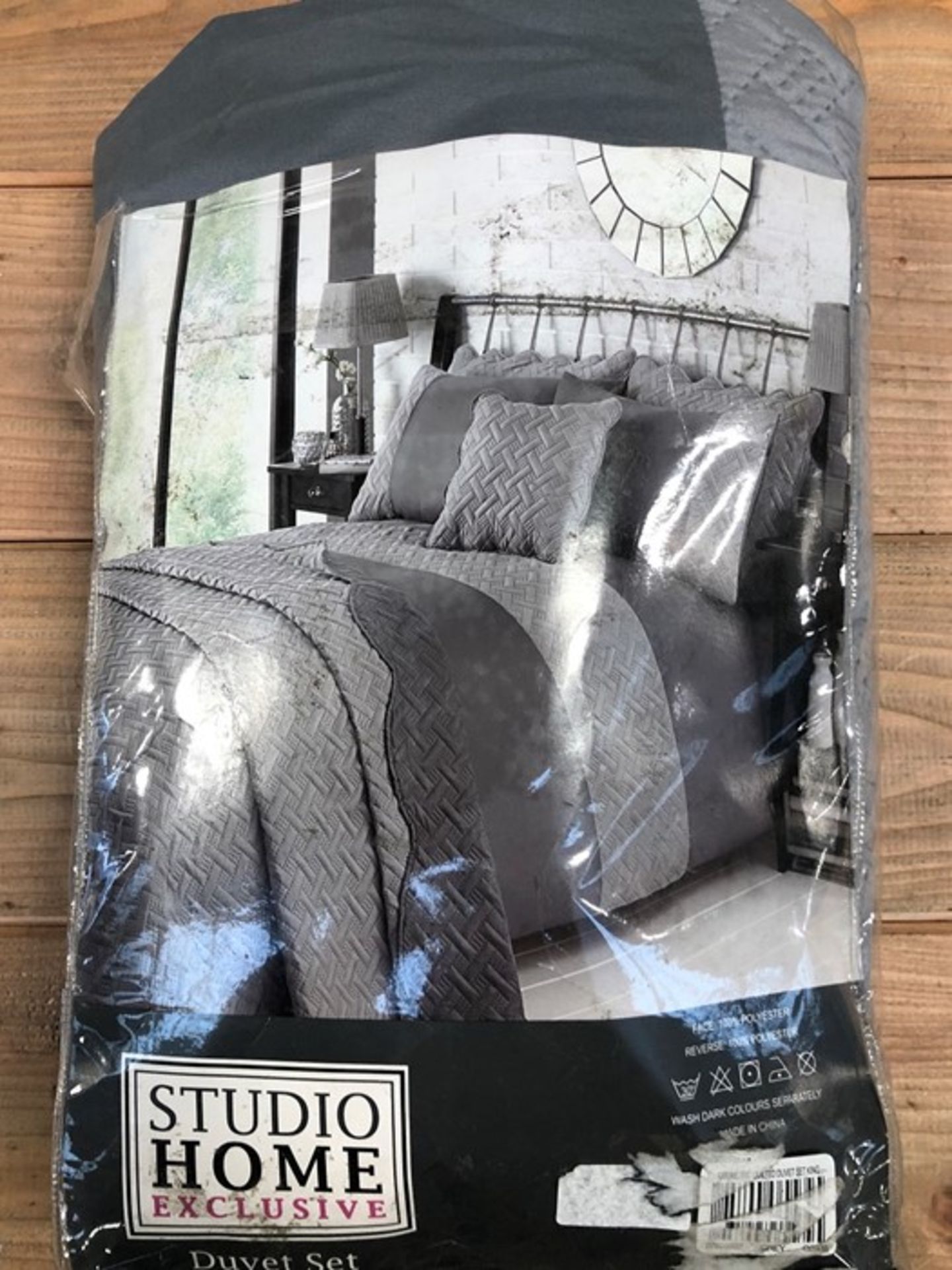 1 BAGGED KING SIZE DUVET SET IN GREY (PUBLIC VIEWING AVAILABLKE)