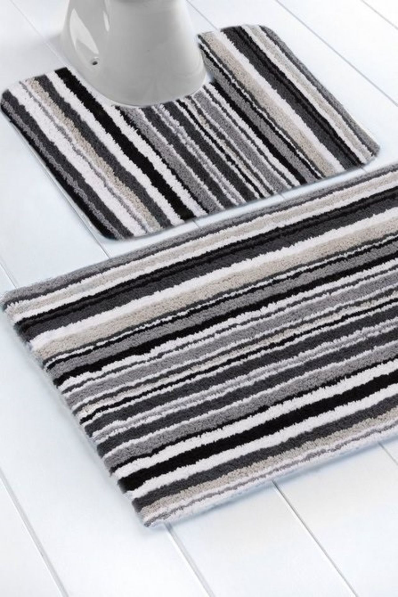1 BAGGED LINEA STRIPE PEDESTAL MAT IN CHARCOAL / SIZE 50 X 50CM (PUBLIC VIEWING AVAILABLE)