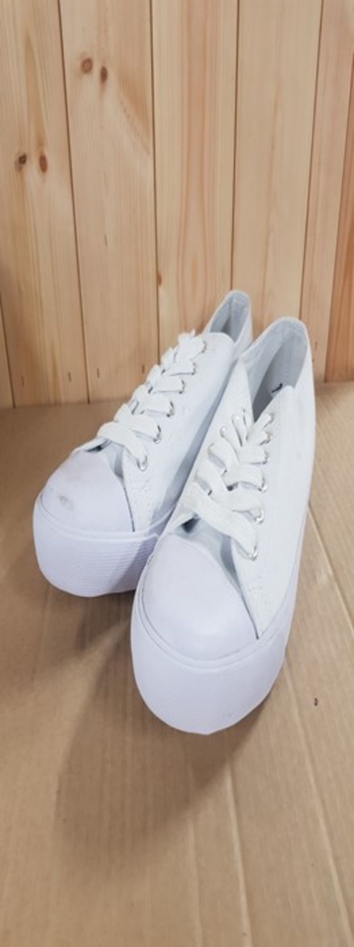 1 PAIR OF WOMENS DESIGNER CANVAS SHOES IN WHITE / SIZE - 6 / RRP £30.00 (PUBLIC VIEWING AVAILABLE) - Image 2 of 2