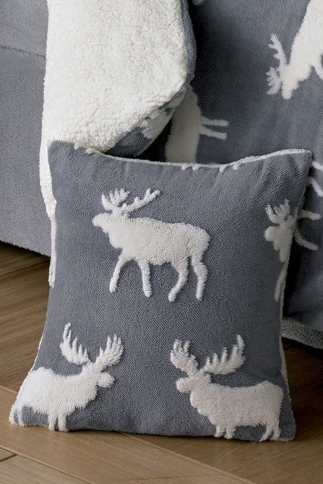 1 BAGGED WARM AND COSY TEDDY 3D STAG CUSHION COVER IN GREY (PUBLIC VIEWING AVAILABLE) - Image 2 of 2