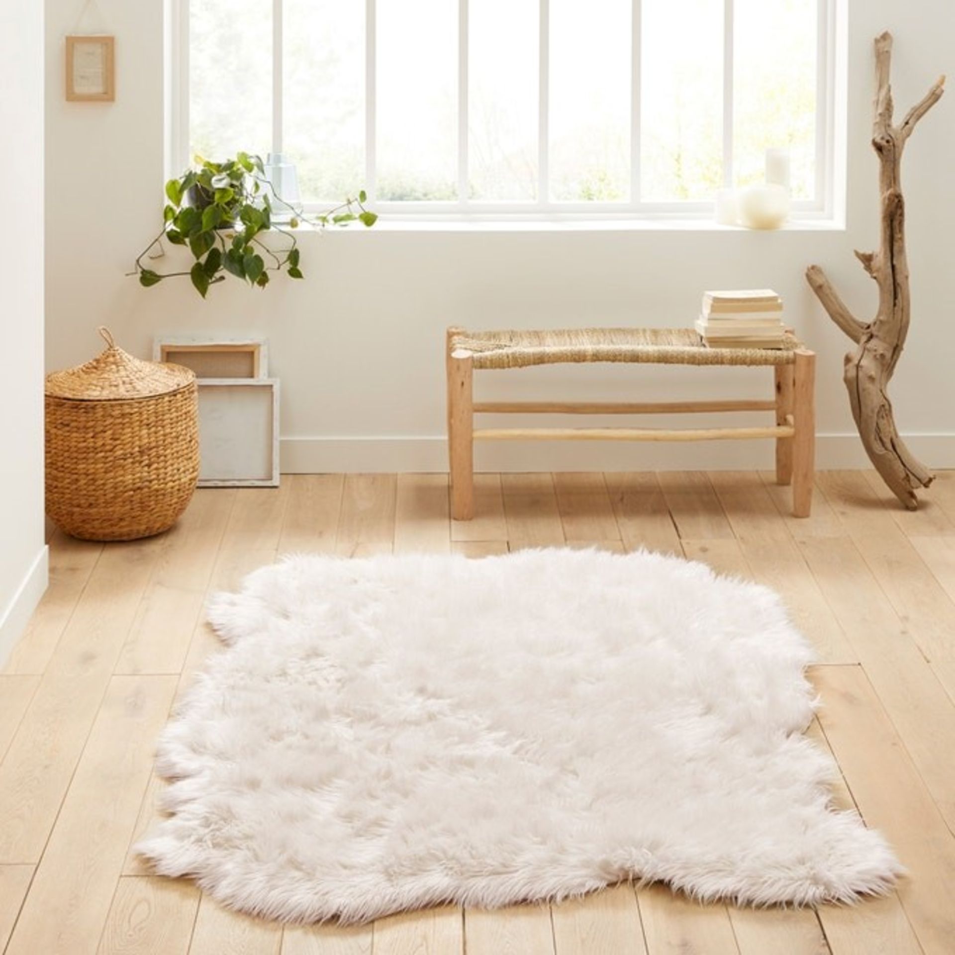 1 GRADE B BAGGED LIVIO LARGE FAUX SHEEPSKIN RUG / 135 X 190CM / RRP £230.00 (PUBLIC VIEWING