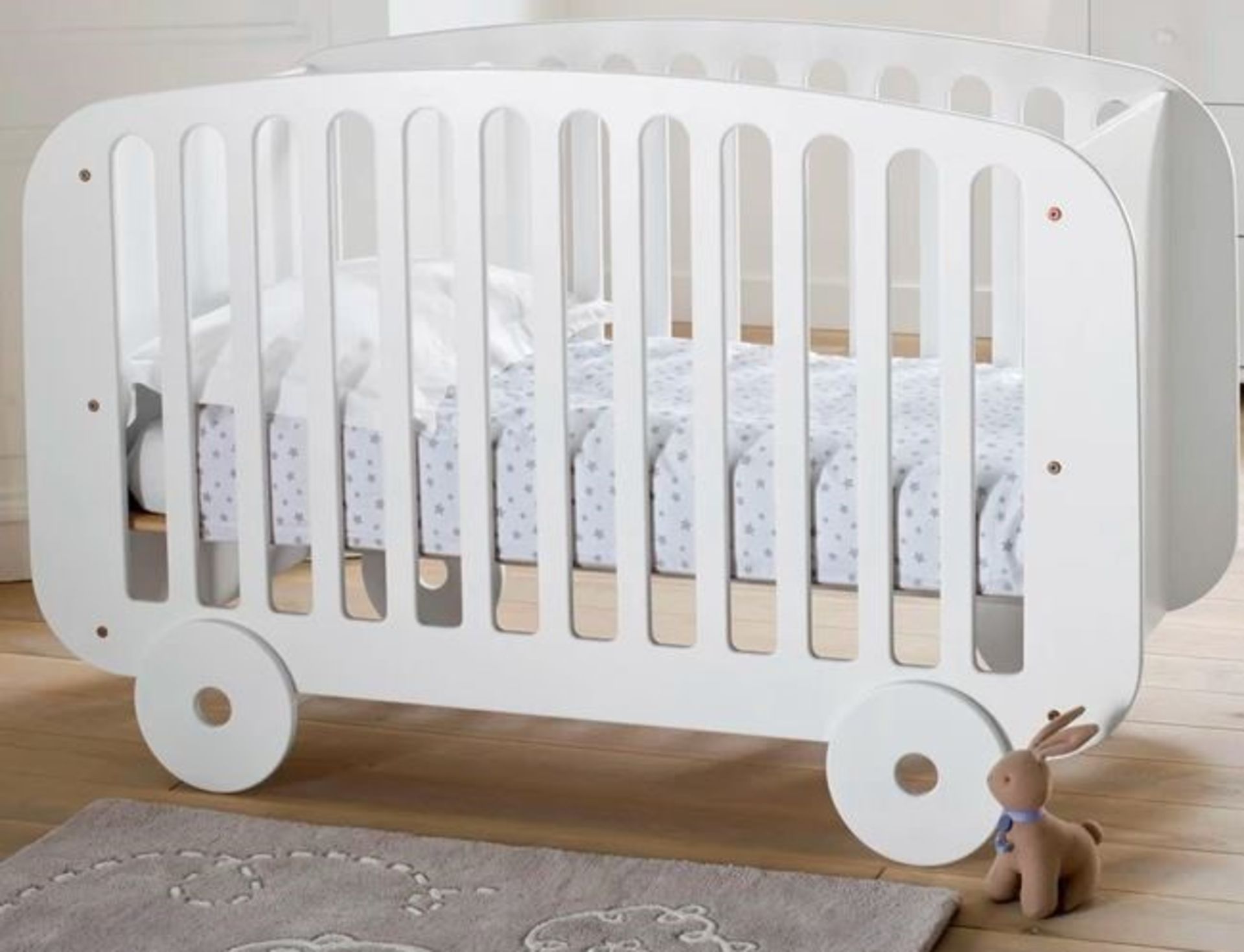 1 GRADE B BOXED DESIGNER TRUCK-STYLE ADJUSTABLE COT IN WHITE / SIZE: 60 X 120CM / RRP £325.00 (