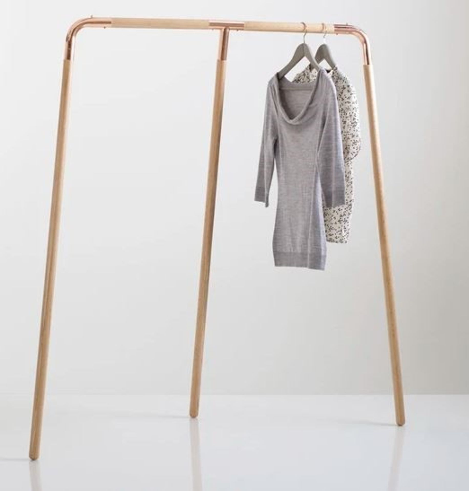 1 GRADE B BOXED DESIGNER ELORI SOLID OAK CLOTHES RAIL / RRP £150.00 (PUBLIC VIEWING AVAILABLE)