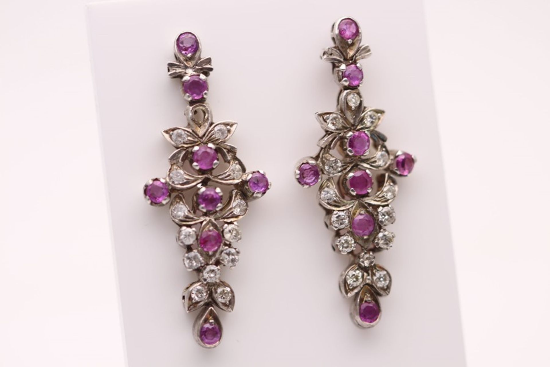 18CT WHITE GOLD LADIES DIAMOND AND RUBY ANTIQUE DROP EARRINGS - Image 2 of 4