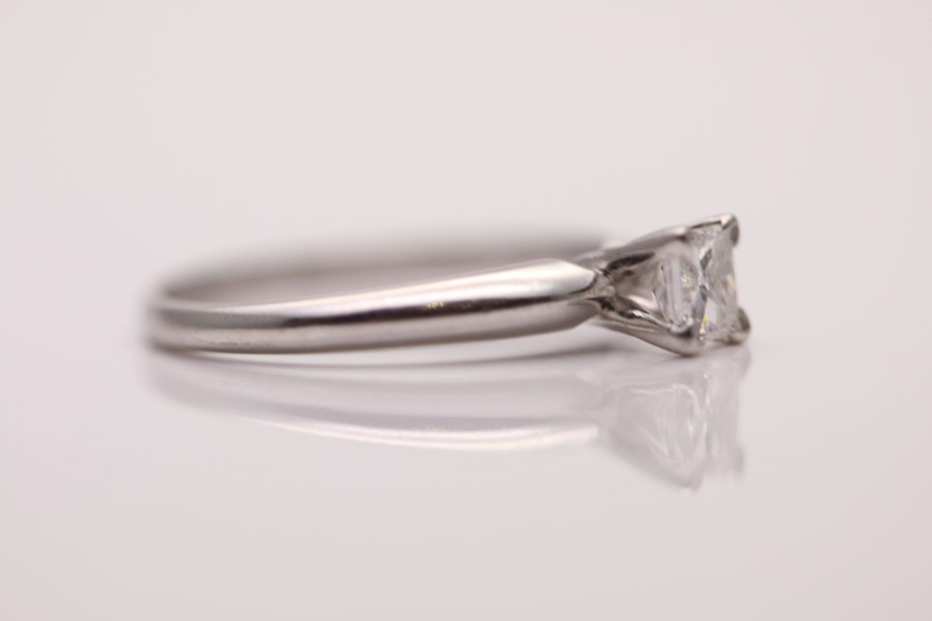 18CT WHITE GOLD LADIES PRINCESS CUT DIAMOND RING - Image 2 of 4