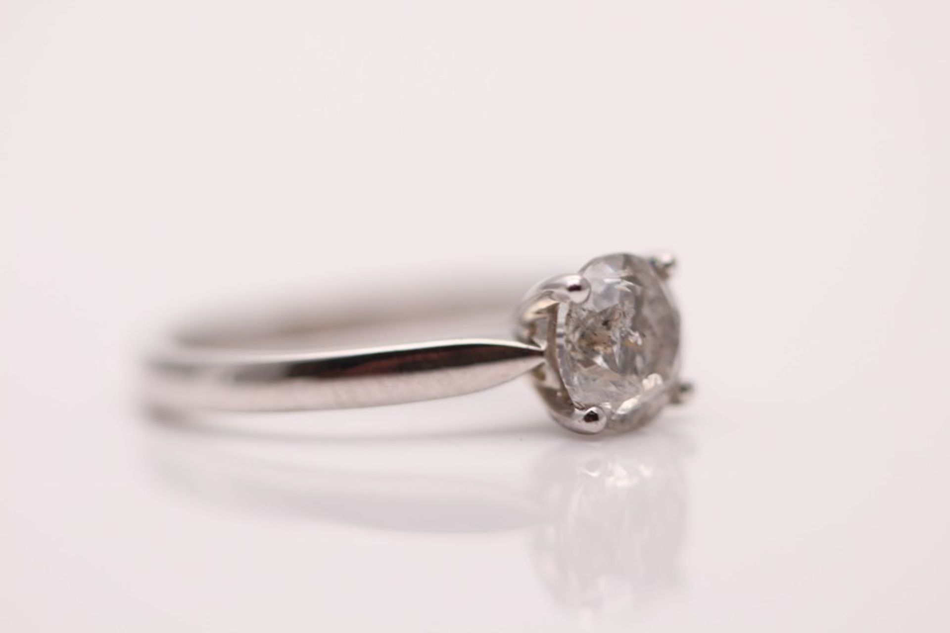 18CT WHITE GOLD LADIES DIAMOND SOLITAIRE RING - Image 2 of 4