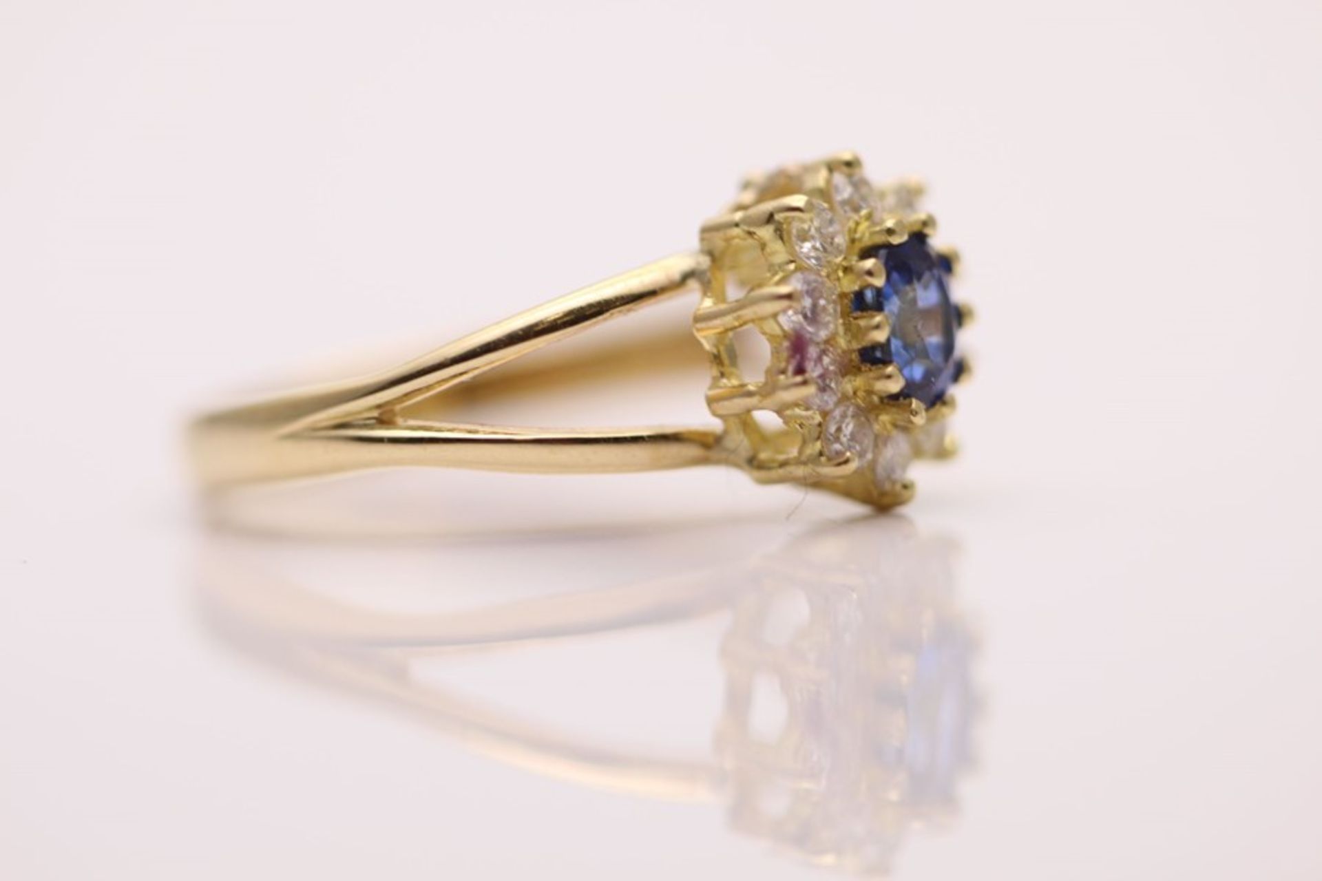 LADIES YELLOW GOLD DIAMOND AND SAPPHIRE CLUSTER RING - Image 2 of 4