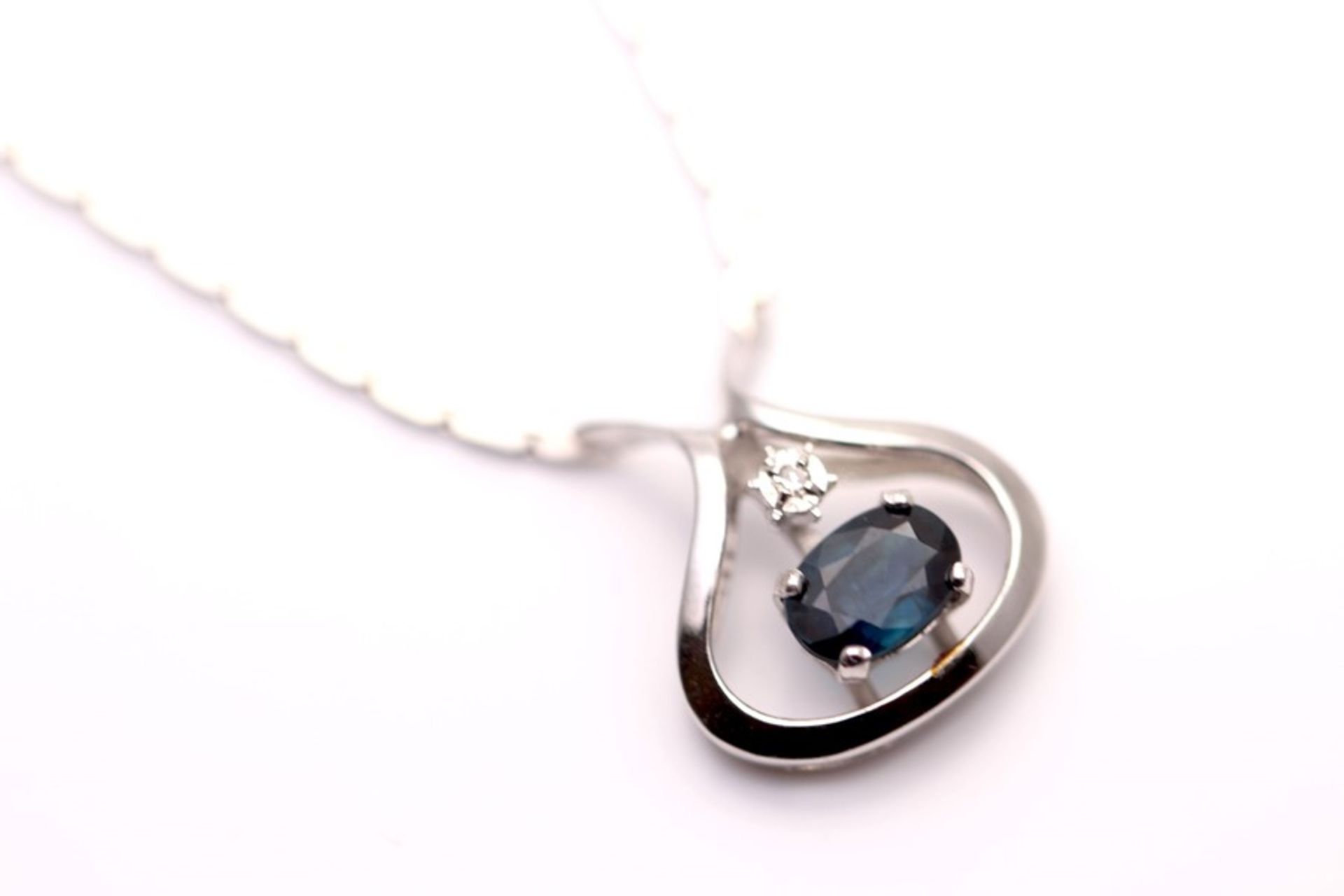 WHITE GOLD DIAMOND AND SAPPHIRE NECKLACE