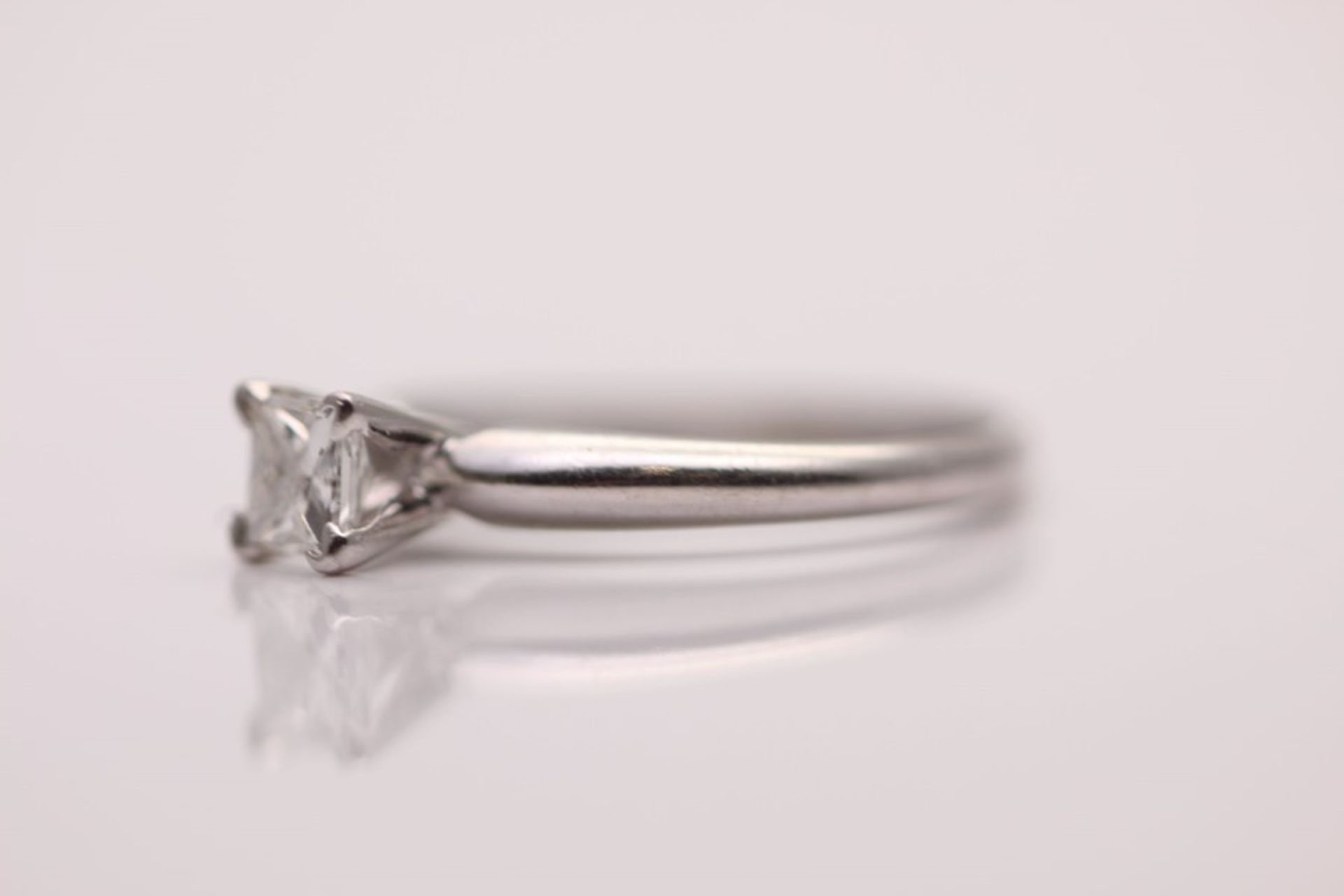 18CT WHITE GOLD LADIES PRINCESS CUT DIAMOND RING - Image 3 of 4