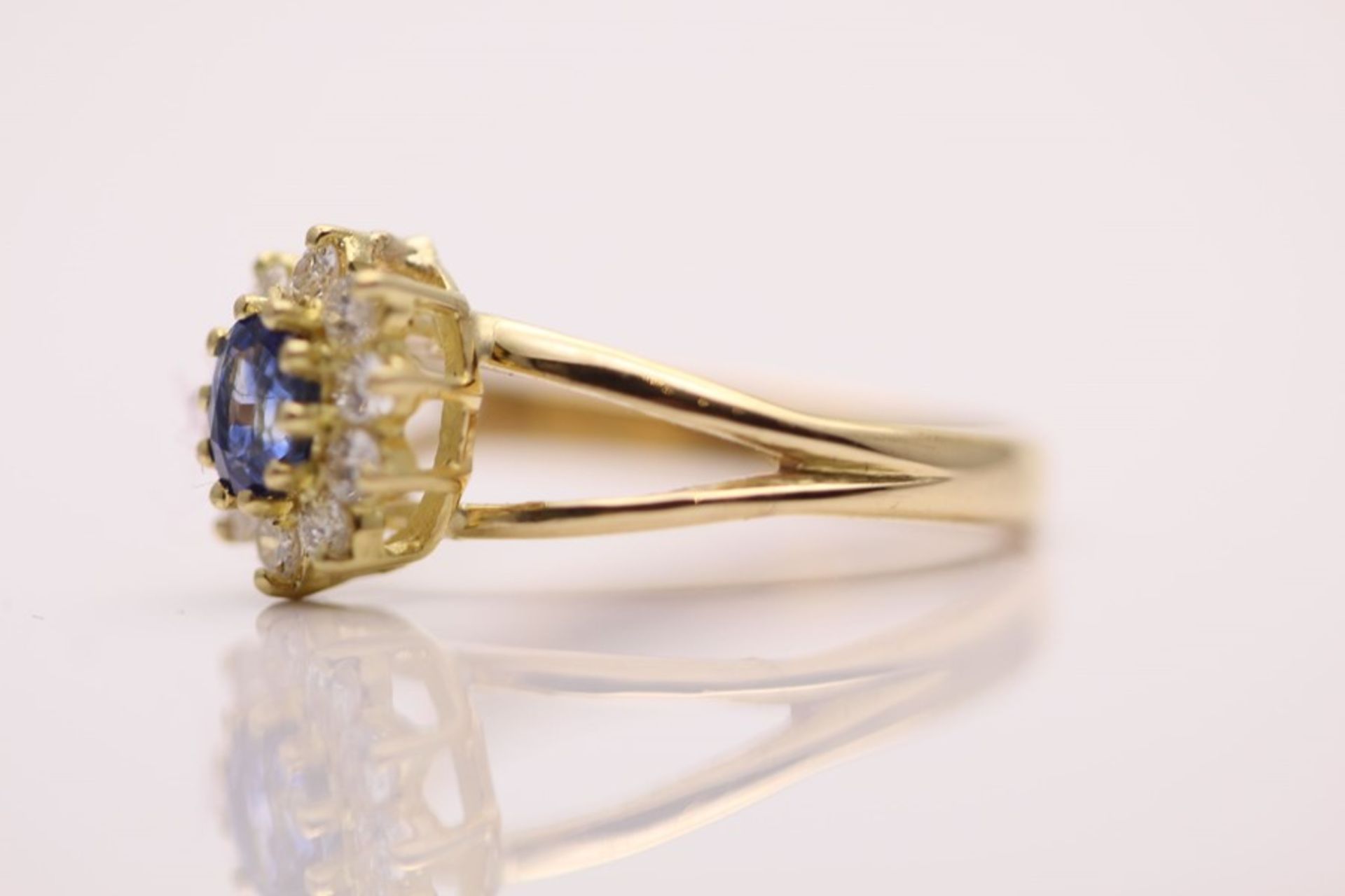 LADIES YELLOW GOLD DIAMOND AND SAPPHIRE CLUSTER RING - Image 3 of 4